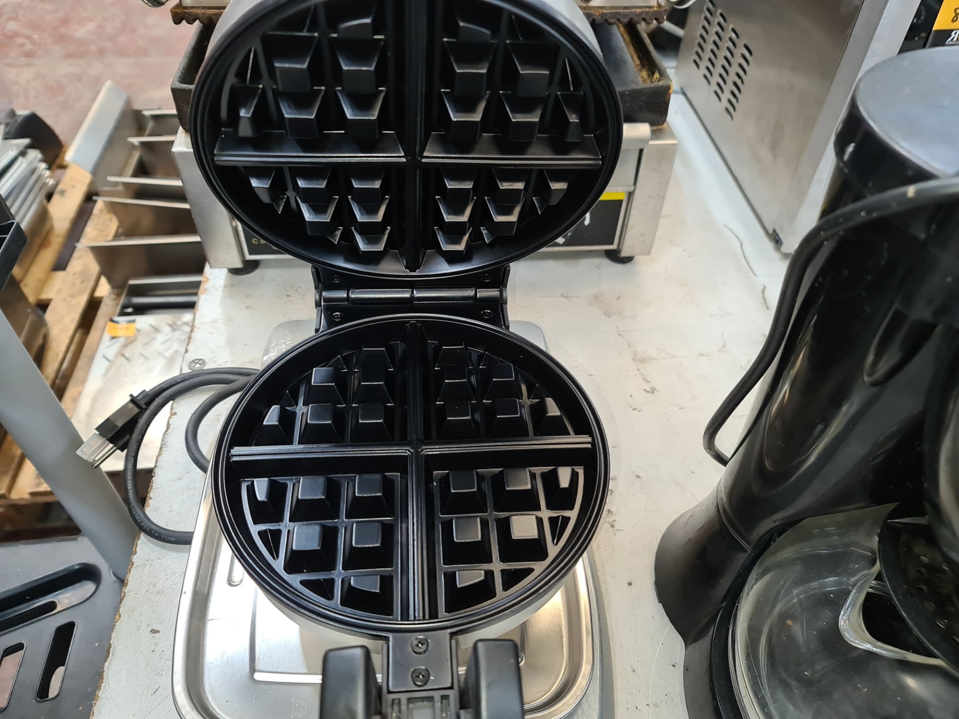 Waring Pro restaurant style waffle machine - appears possibly unused, model WMK300 - Image 4 of 4