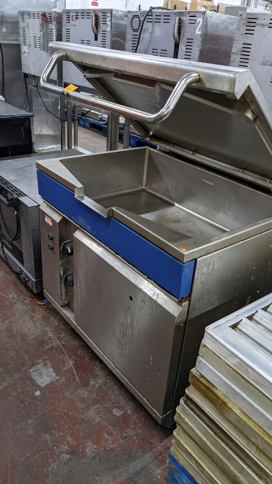 Blue Seal large stainless steel mobile bratt pan - Image 5 of 9