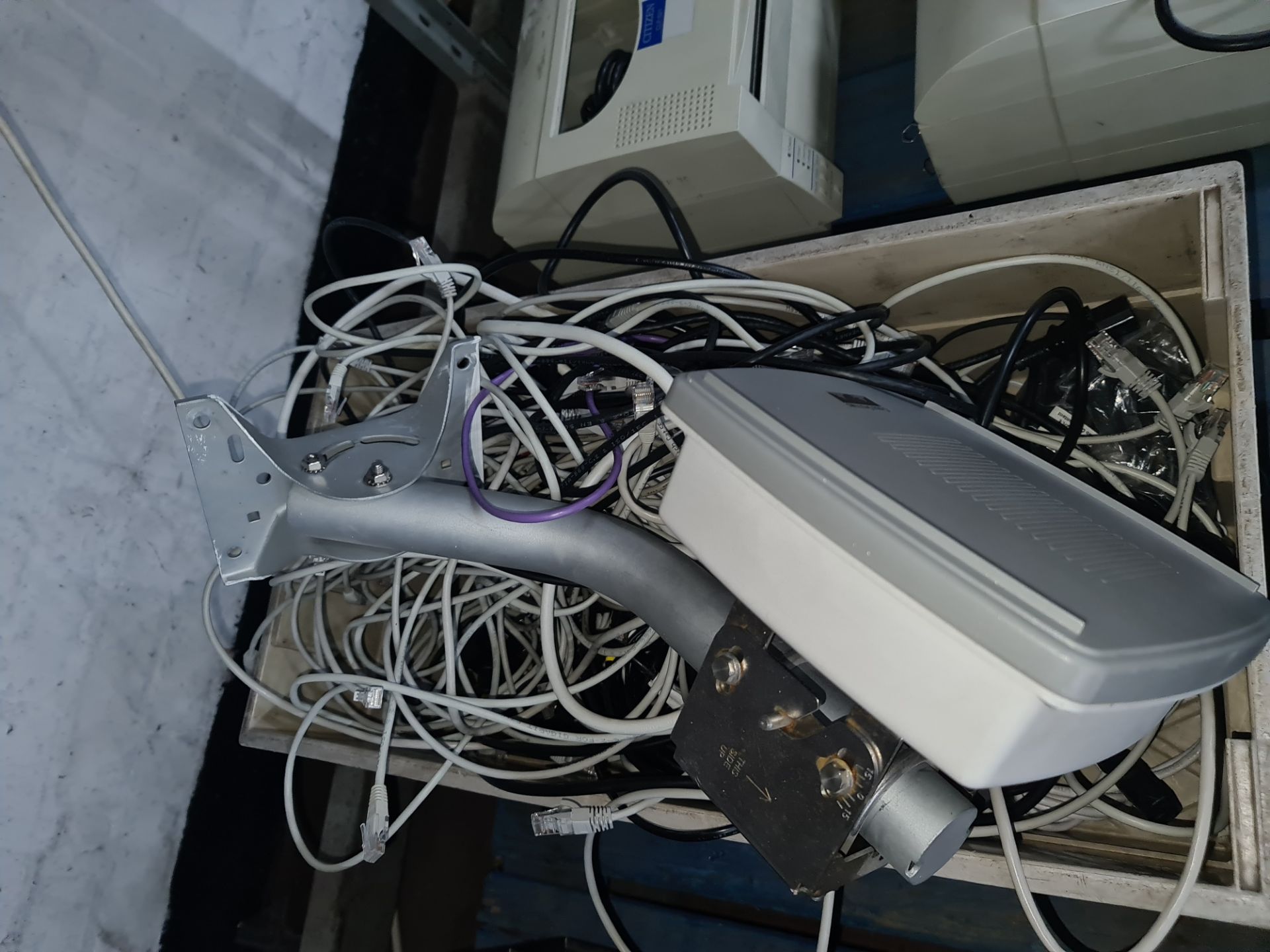 Quantity of miscellaneous office & tech items comprising the contents of a crate of telephonic items - Image 4 of 6