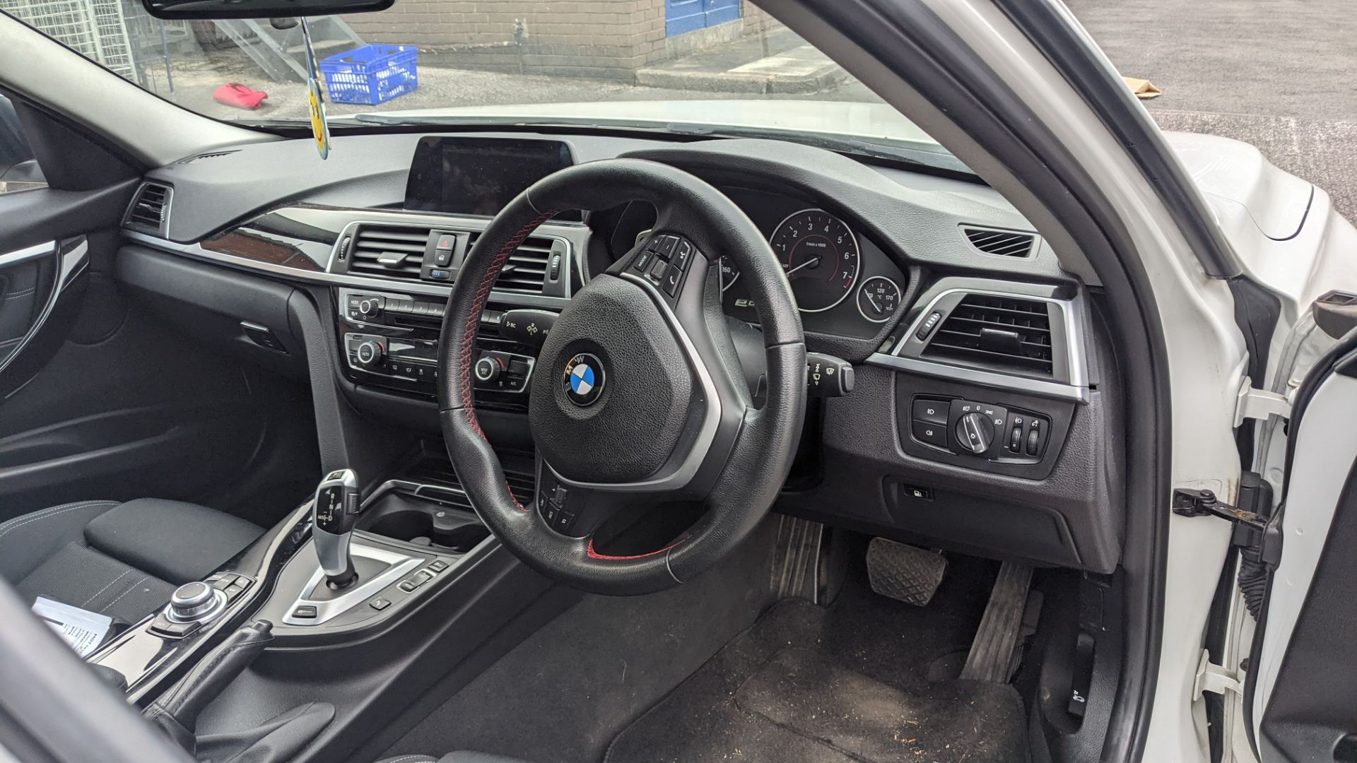 2016 BMW 330E Sport Auto 4 door saloon, 8 speed auto gearbox, PHEV with 1998cc petrol engine. - Image 26 of 66