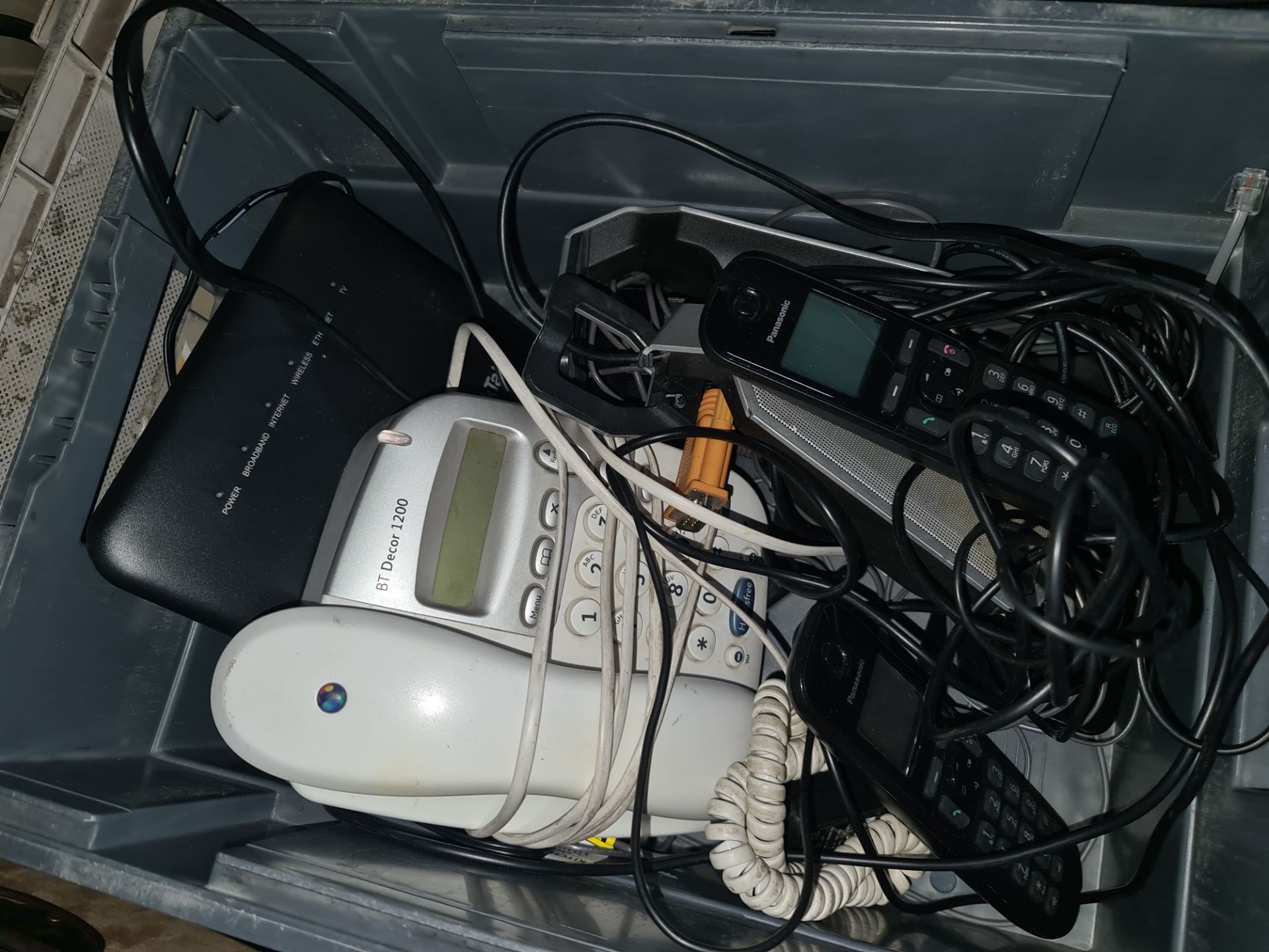 Quantity of miscellaneous office & tech items comprising the contents of a crate of telephonic items - Image 3 of 6