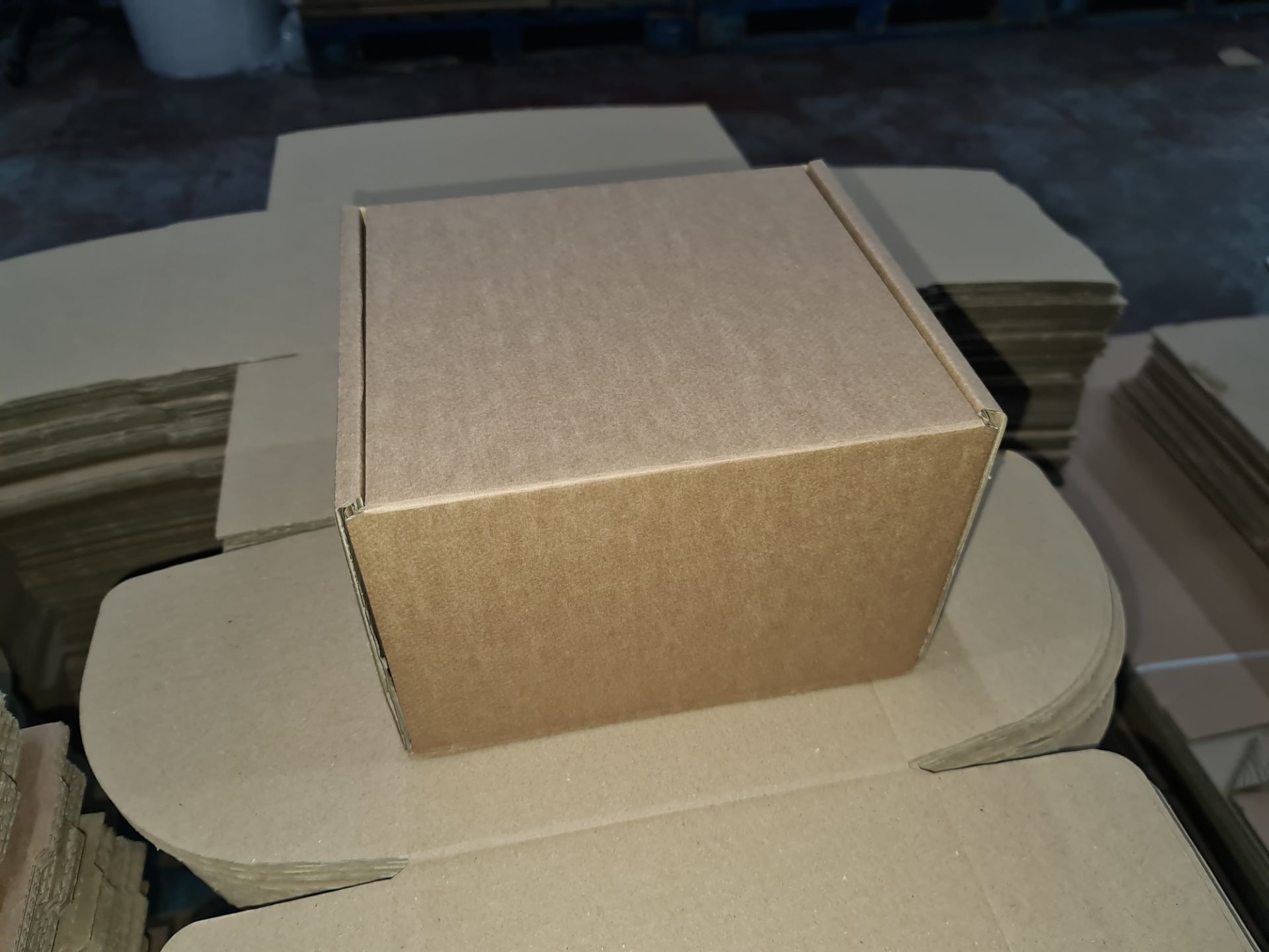 Approximately 211 off cardboard boxes each measuring approximately 235mm x 200mm x 155mm when assem - Image 2 of 3