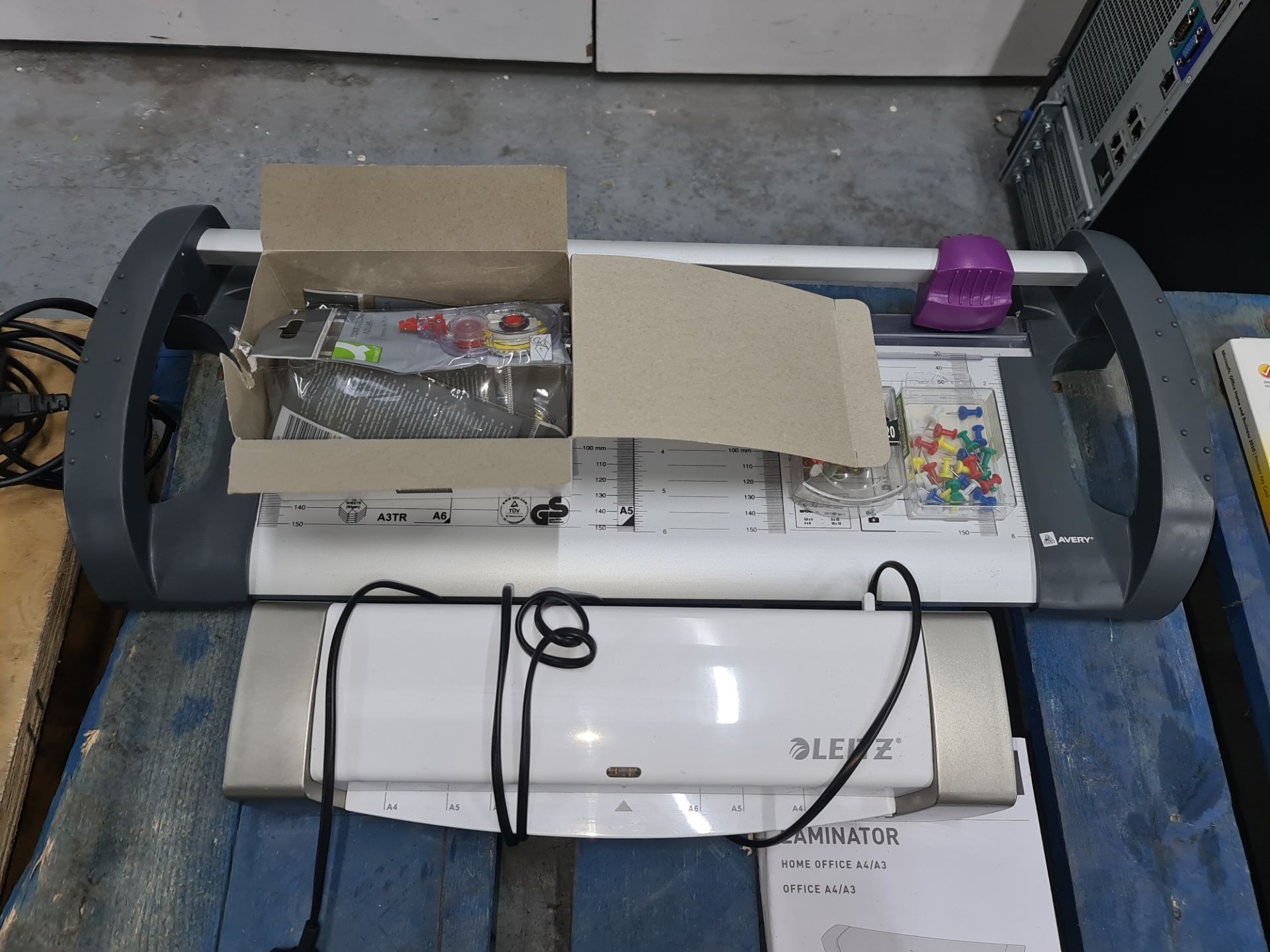 Mixed office lot comprising heavy-duty binder plus compact laminator & paper guillotine - Image 5 of 9