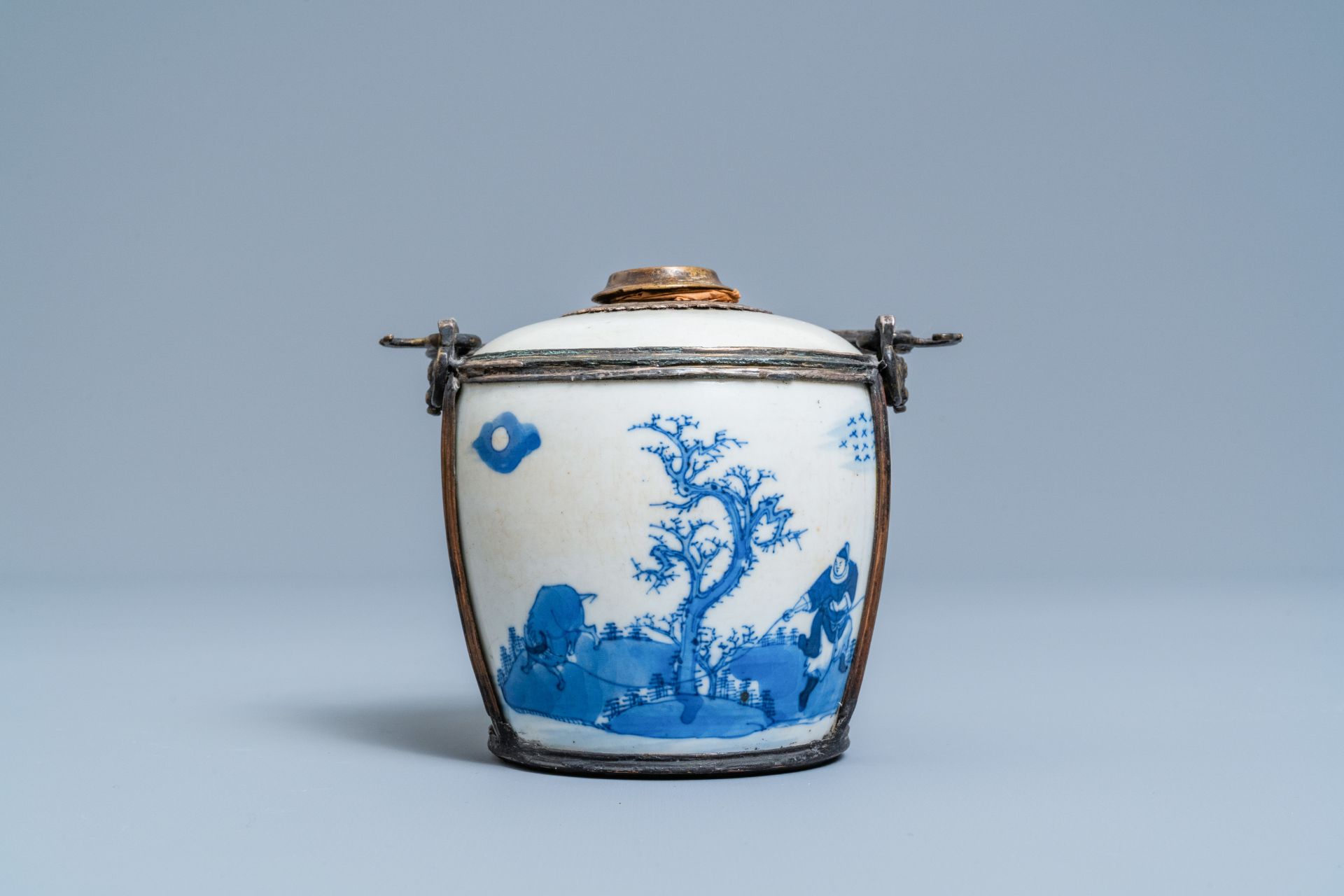 A Chinese blue and white Vietnamese market 'Bleu de Hue' water pipe, 19th C. - Image 2 of 8