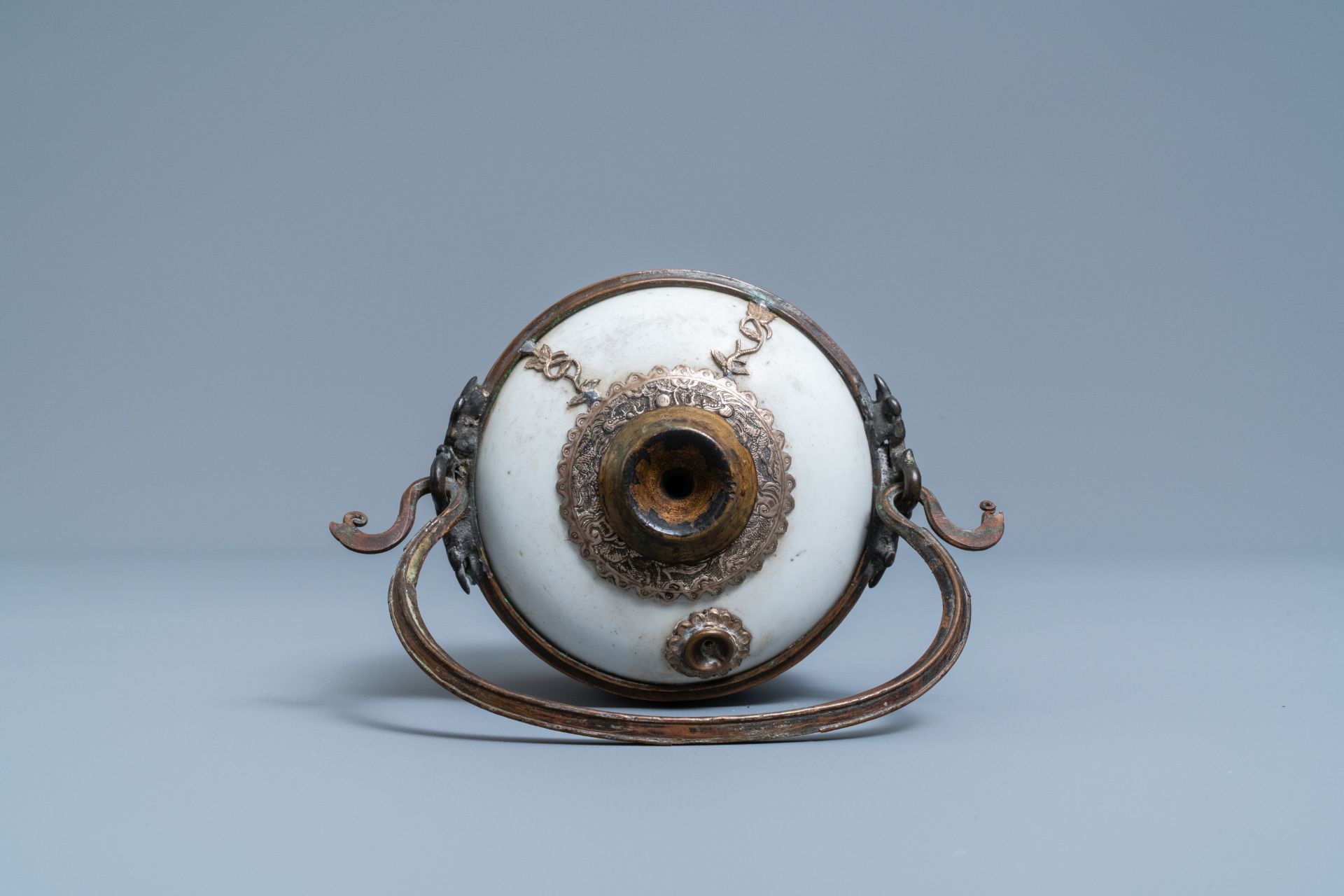 A Chinese blue and white Vietnamese market 'Bleu de Hue' water pipe, 19th C. - Image 6 of 8