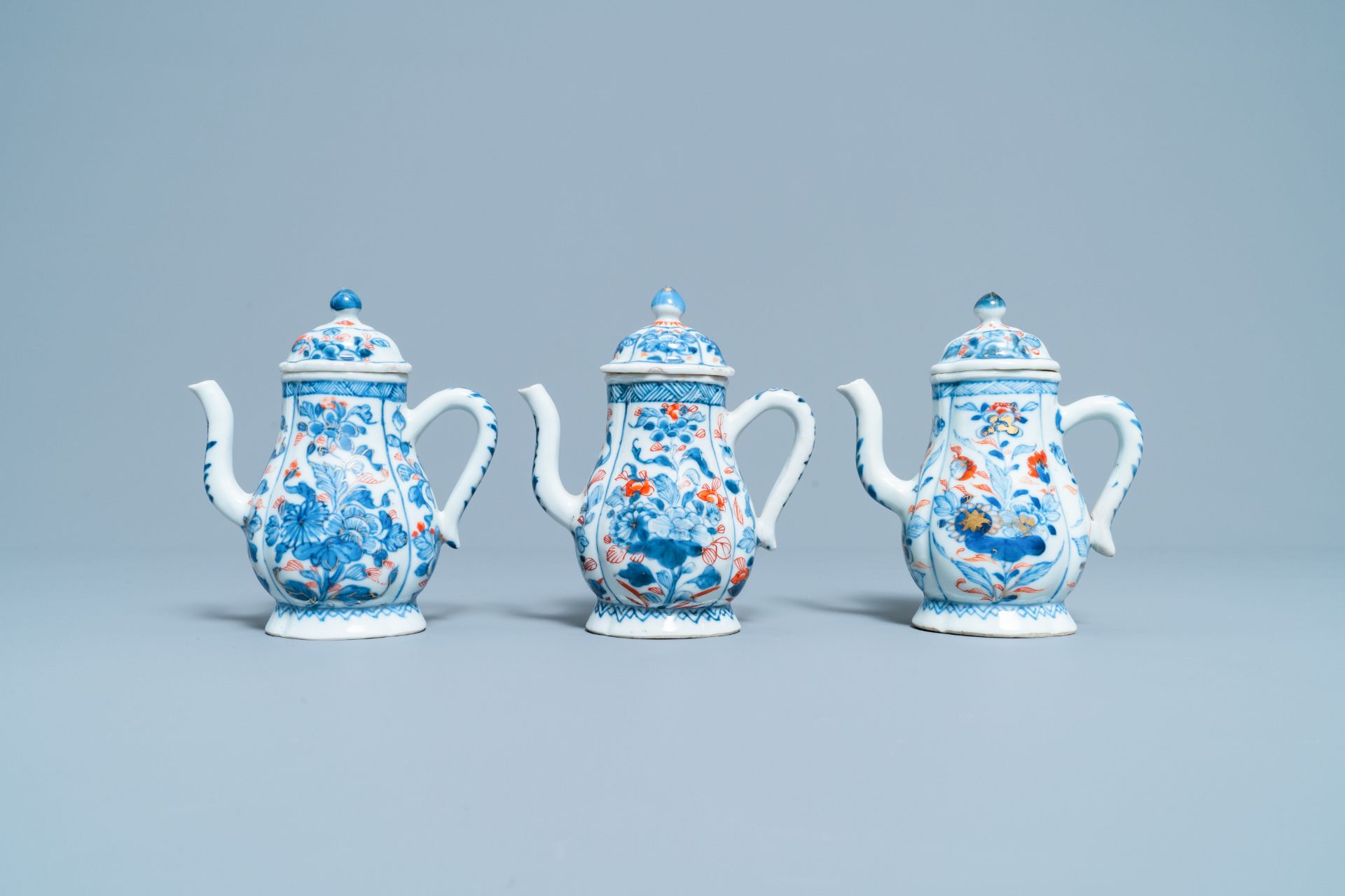 Three Chinese Imari-style covered jugs on stand, Kangxi - Image 4 of 9