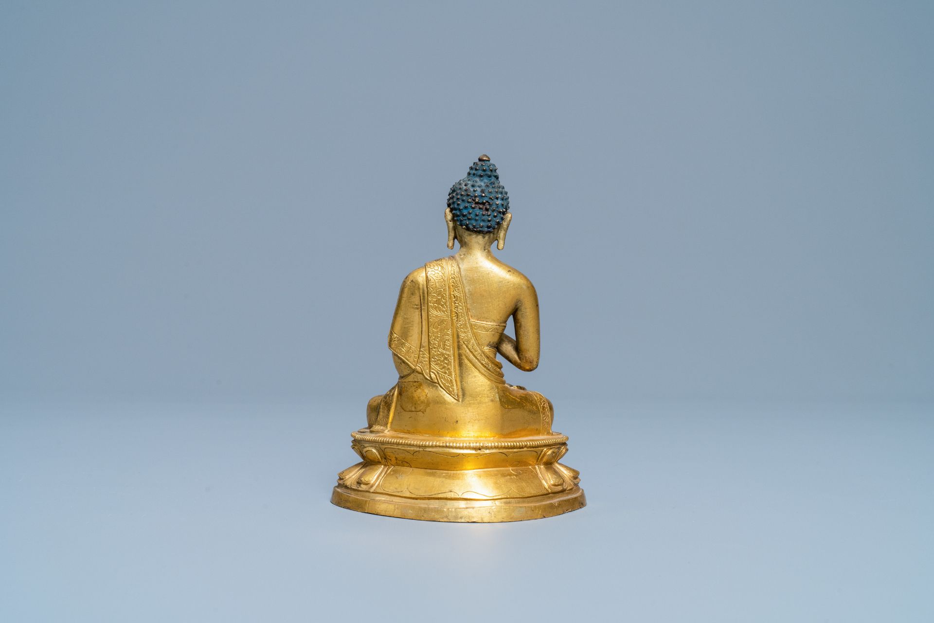 A Chinese gilt bronzen figure of Buddha, Kangxi - Image 4 of 7