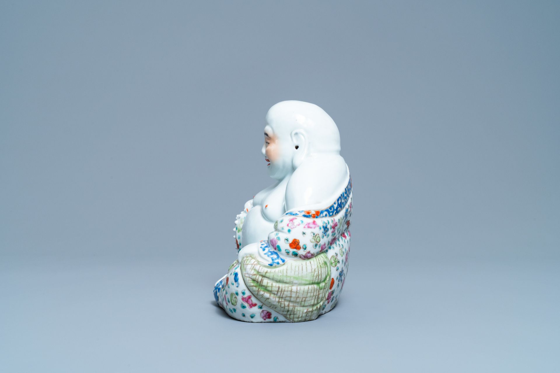 A Chinese famille rose figure of Buddha, 19/20th C. - Image 2 of 6