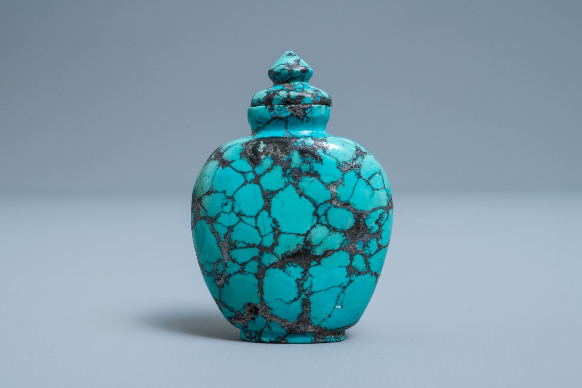 A Chinese turquoise snuff bottle, 19th C. - Image 2 of 7