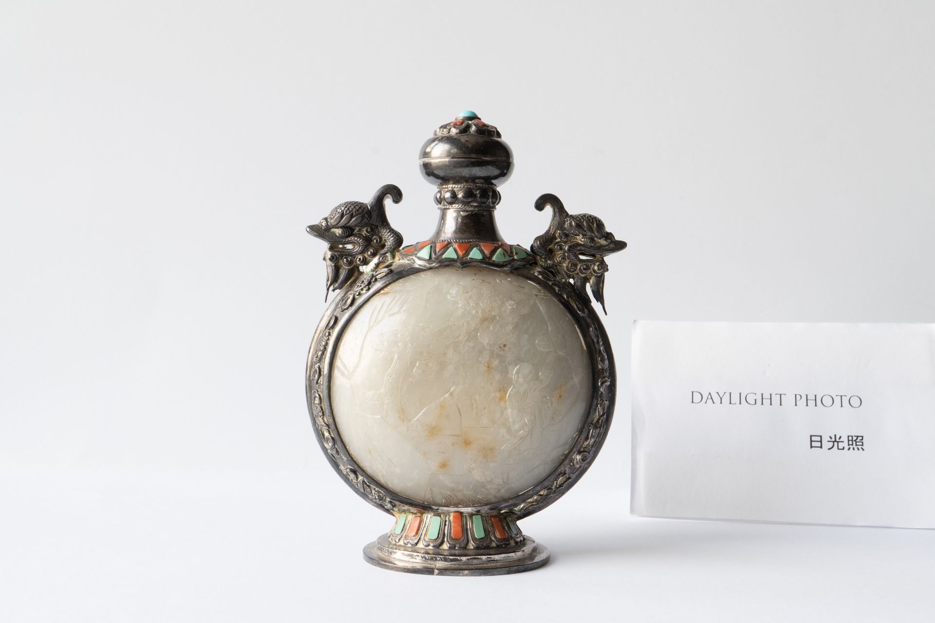 A Chinese jade-, coral- and turquoise-inlaid silver snuff bottle, 19th C. - Image 8 of 8