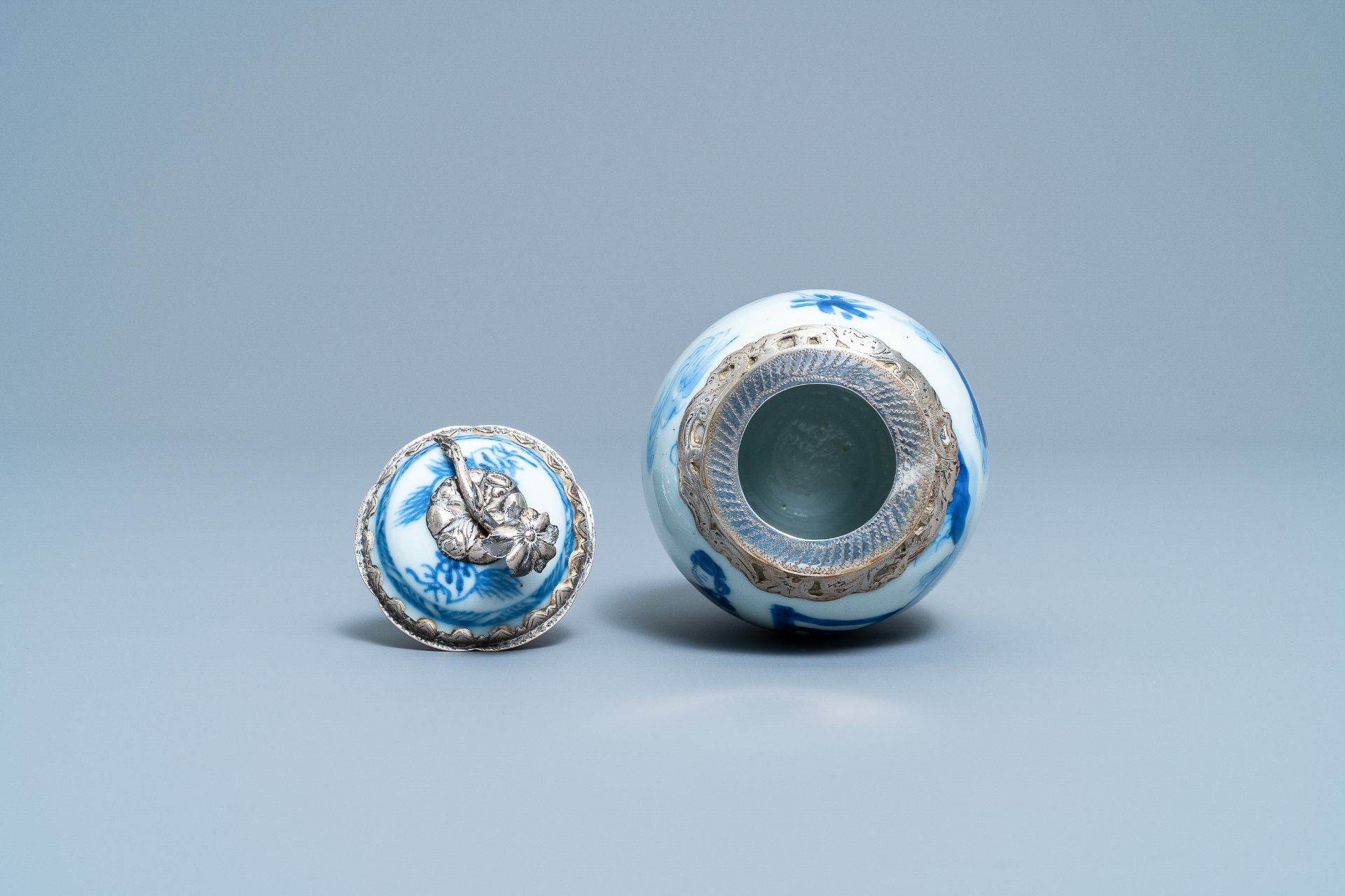 A Chinese blue and white tea caddy with Dutch silver mounts, Kangxi - Image 6 of 10