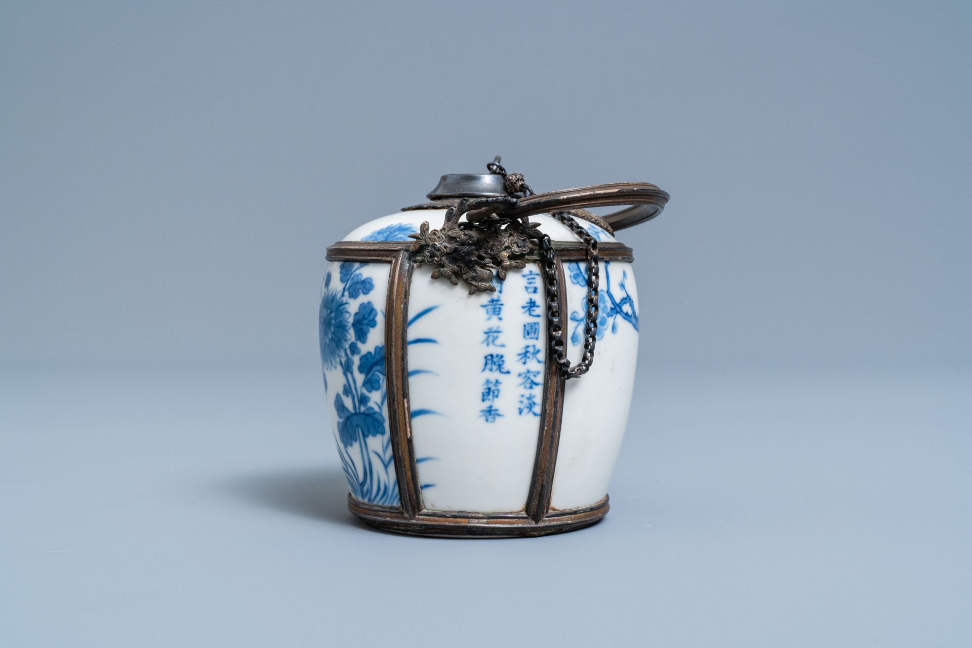 A Chinese blue and white Vietnamese market 'Bleu de Hue' water pipe, 19th C. - Image 5 of 8