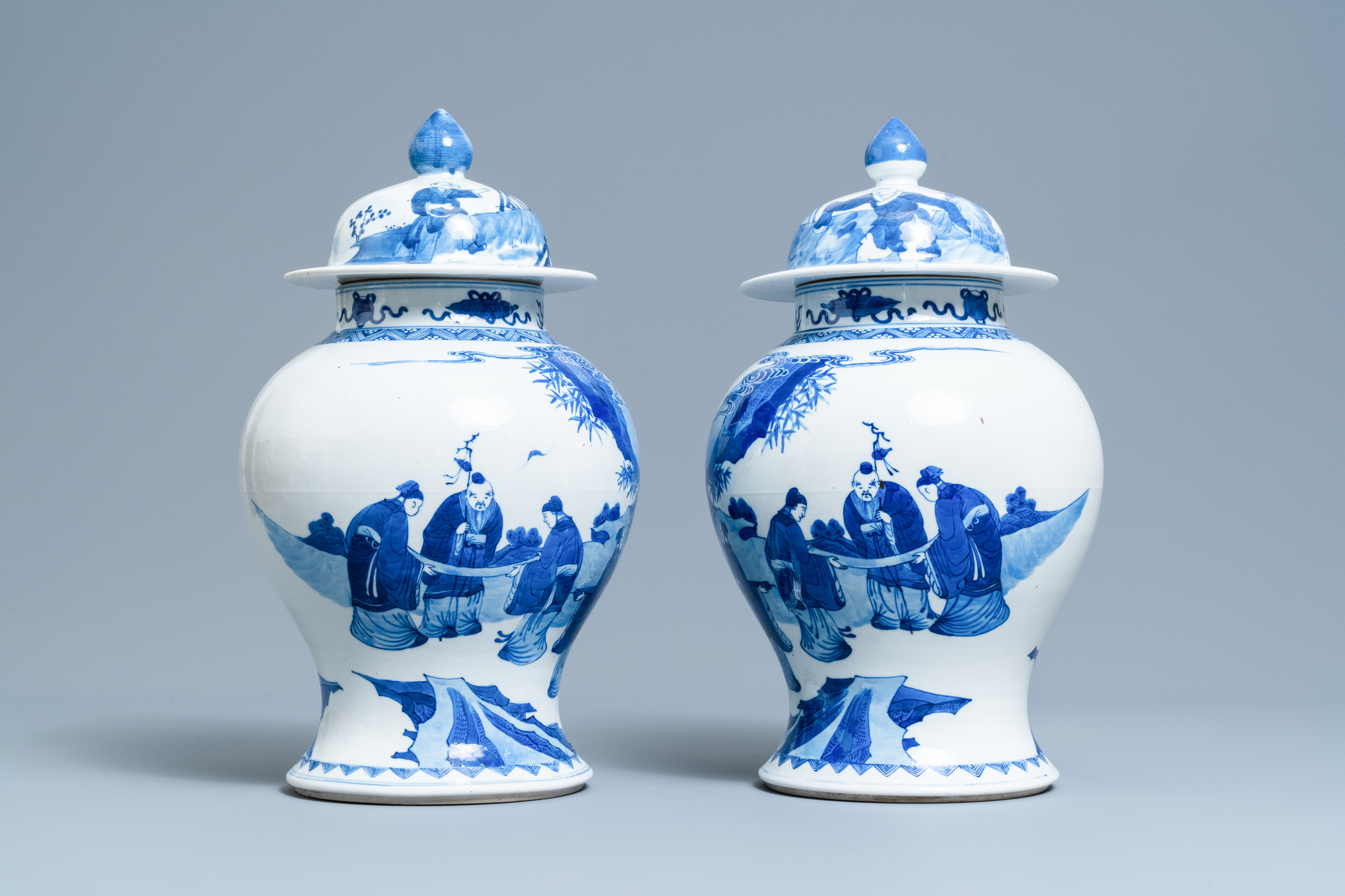 A pair of Chinese blue and white vases and covers with figures in a landscape, 19th C. - Image 4 of 8