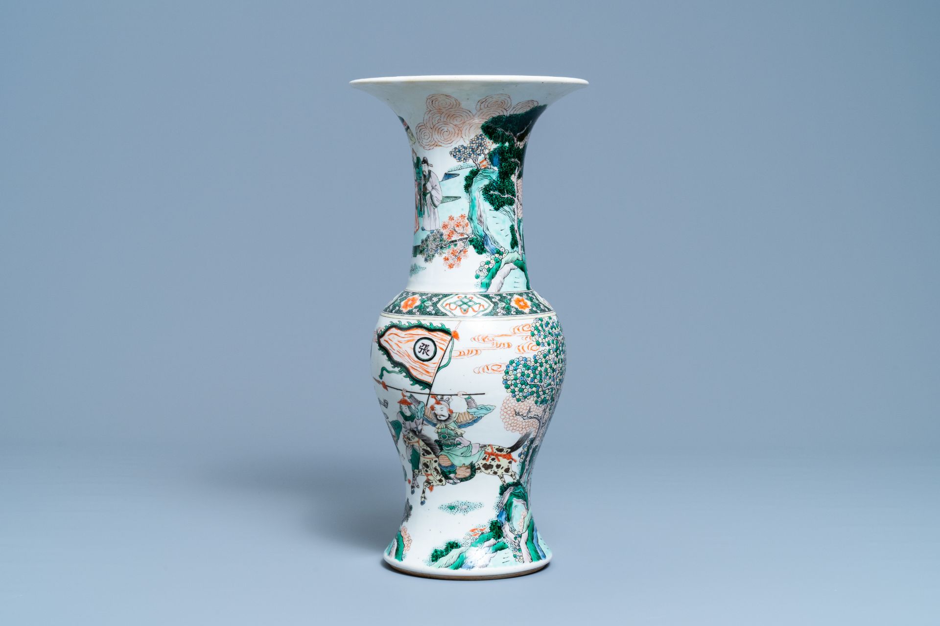 A Chinese famille verte yenyen vase with a soldier scene, 19th C. - Bild 2 aus 6