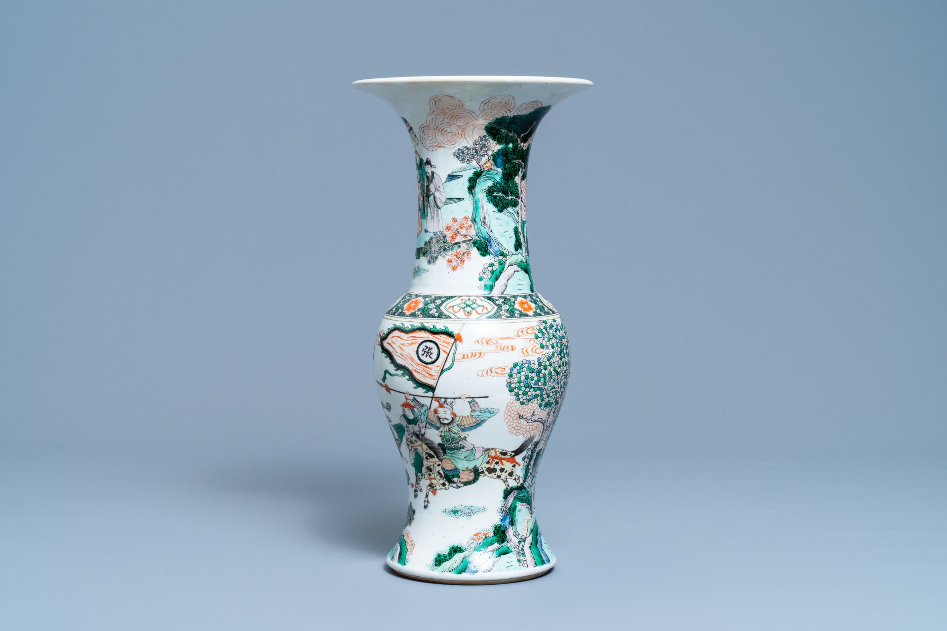 A Chinese famille verte yenyen vase with a soldier scene, 19th C. - Image 2 of 6