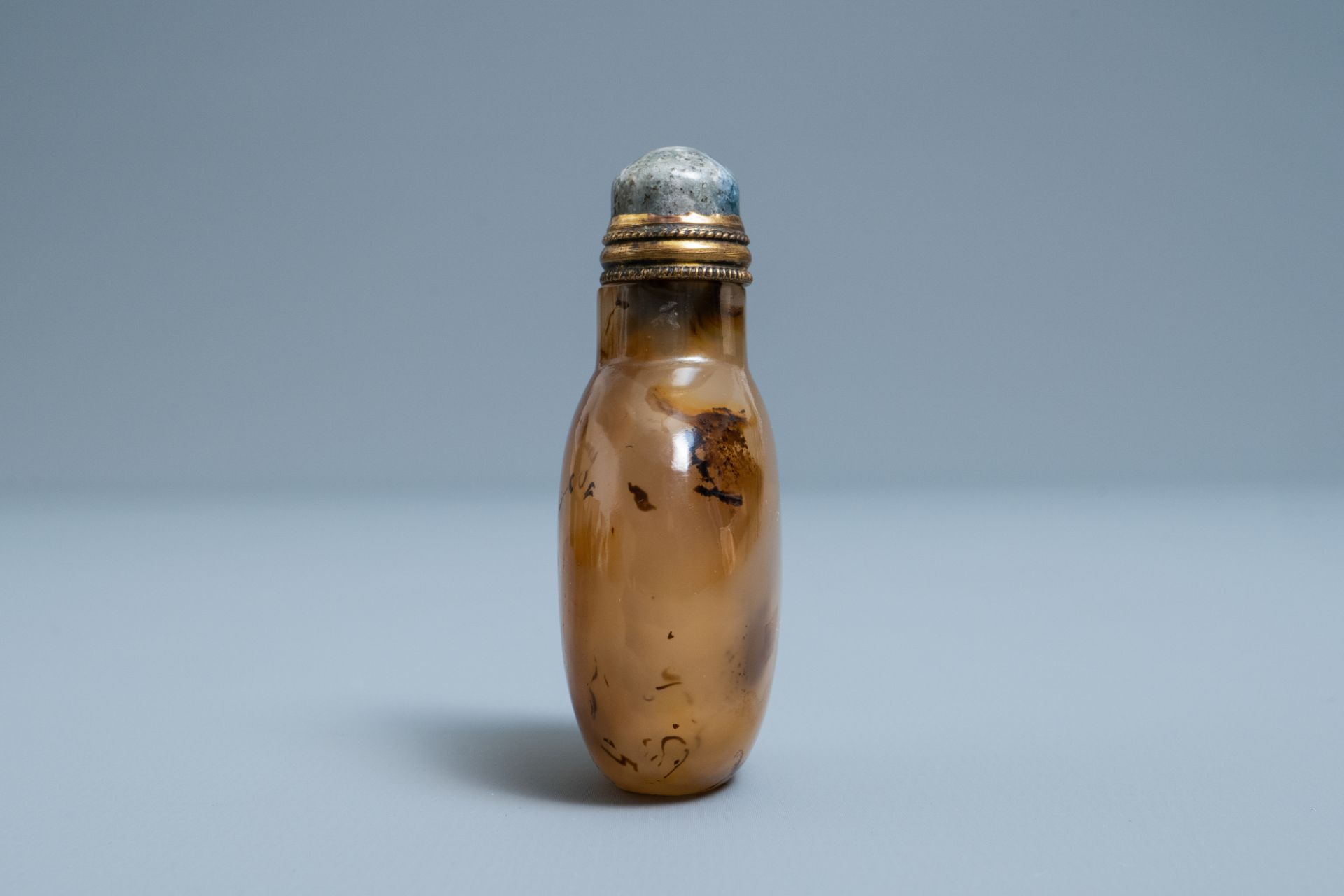 A Chinese agate snuff bottle, 19th C. - Image 2 of 6