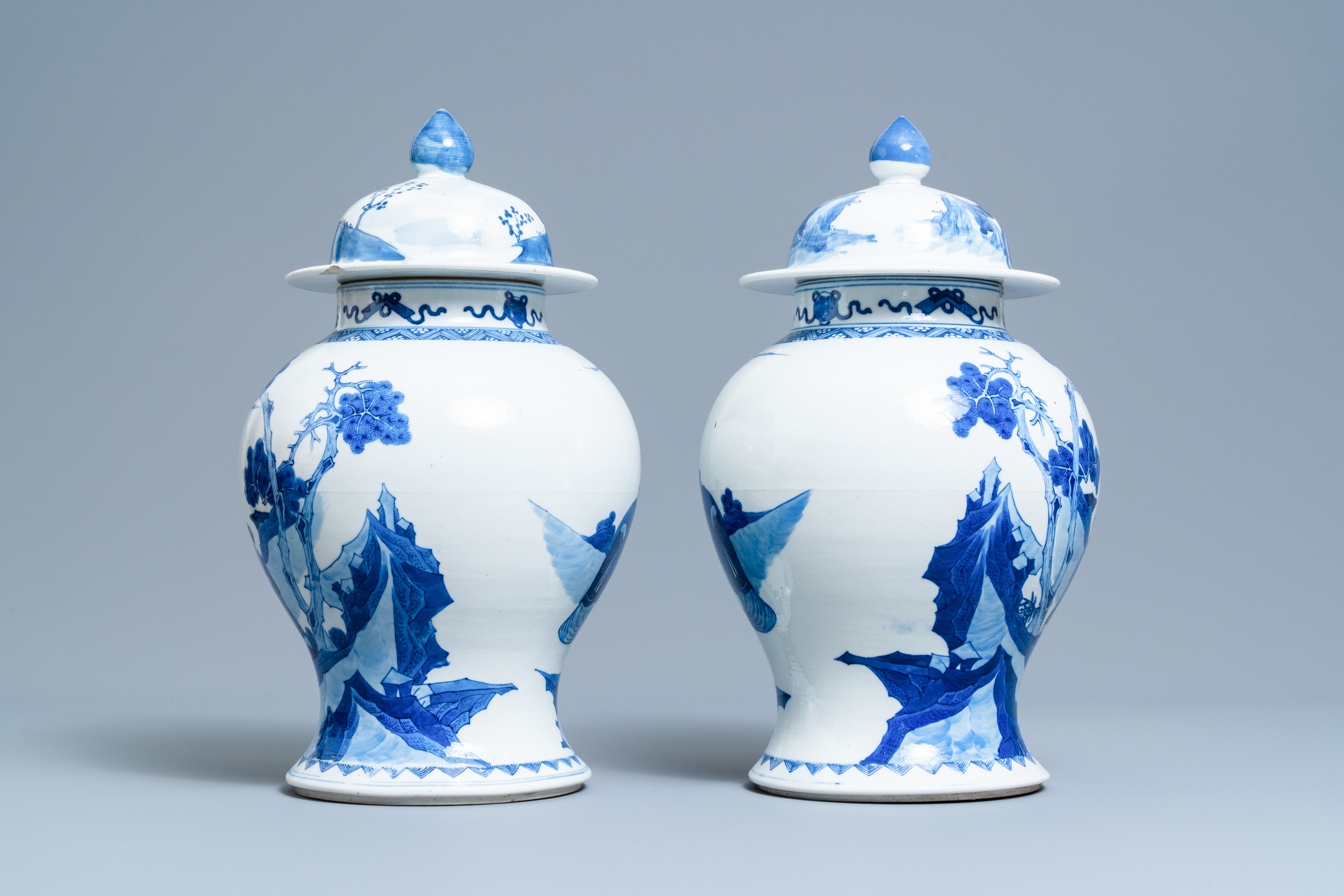 A pair of Chinese blue and white vases and covers with figures in a landscape, 19th C. - Image 3 of 8