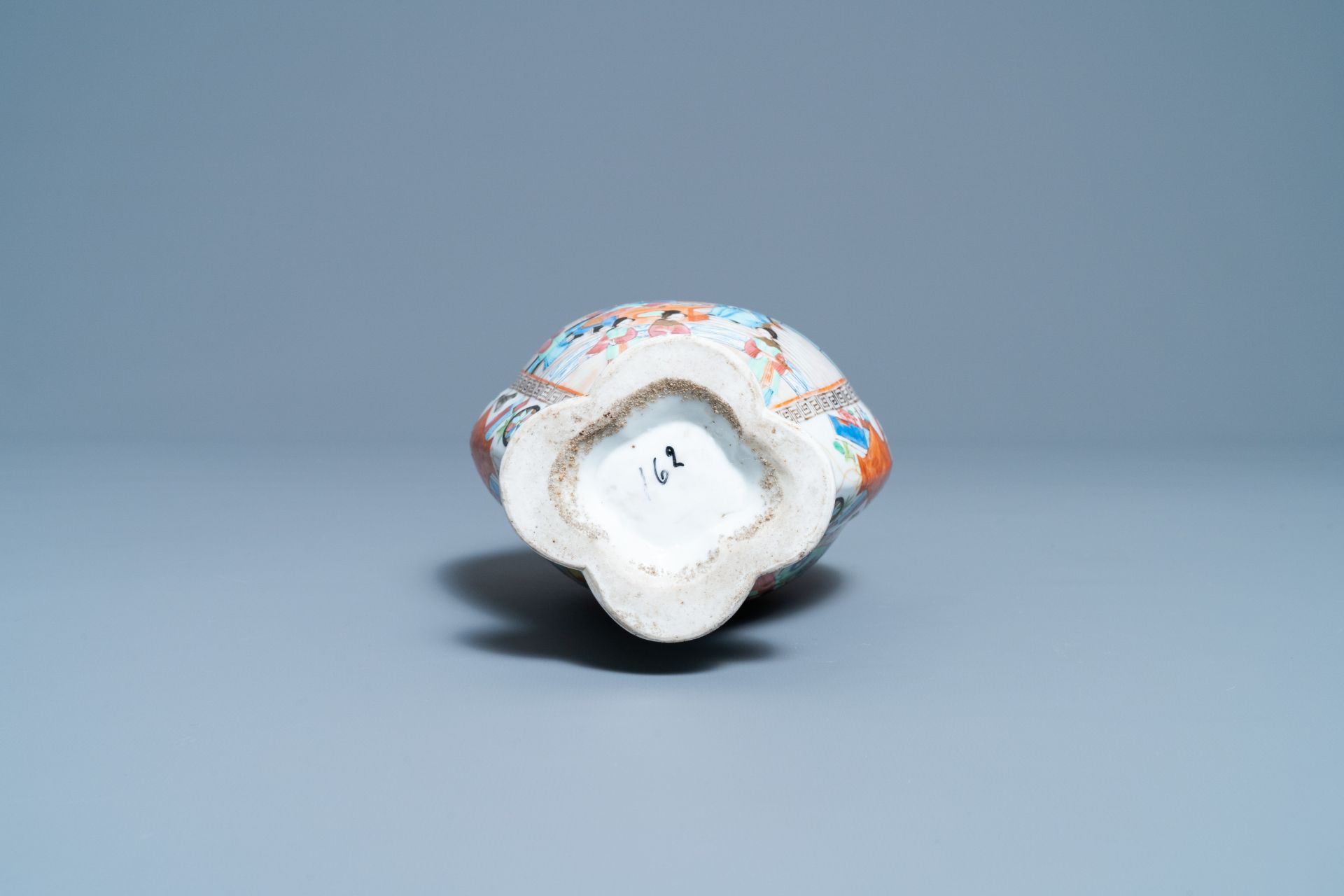 A Chinese Canton famille rose dish and a vase, 19th C. - Image 9 of 9
