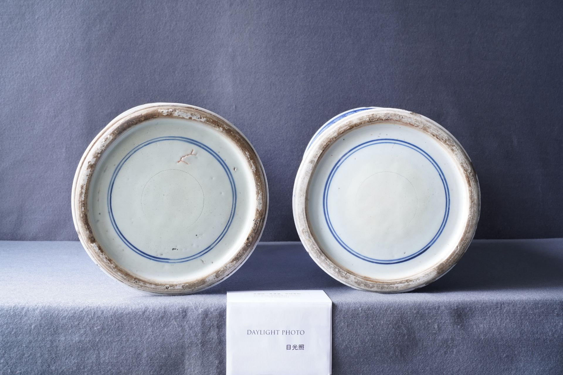 A pair of large Chinese blue and white 'Long Eliza' beaker vases, Kangxi - Image 10 of 36