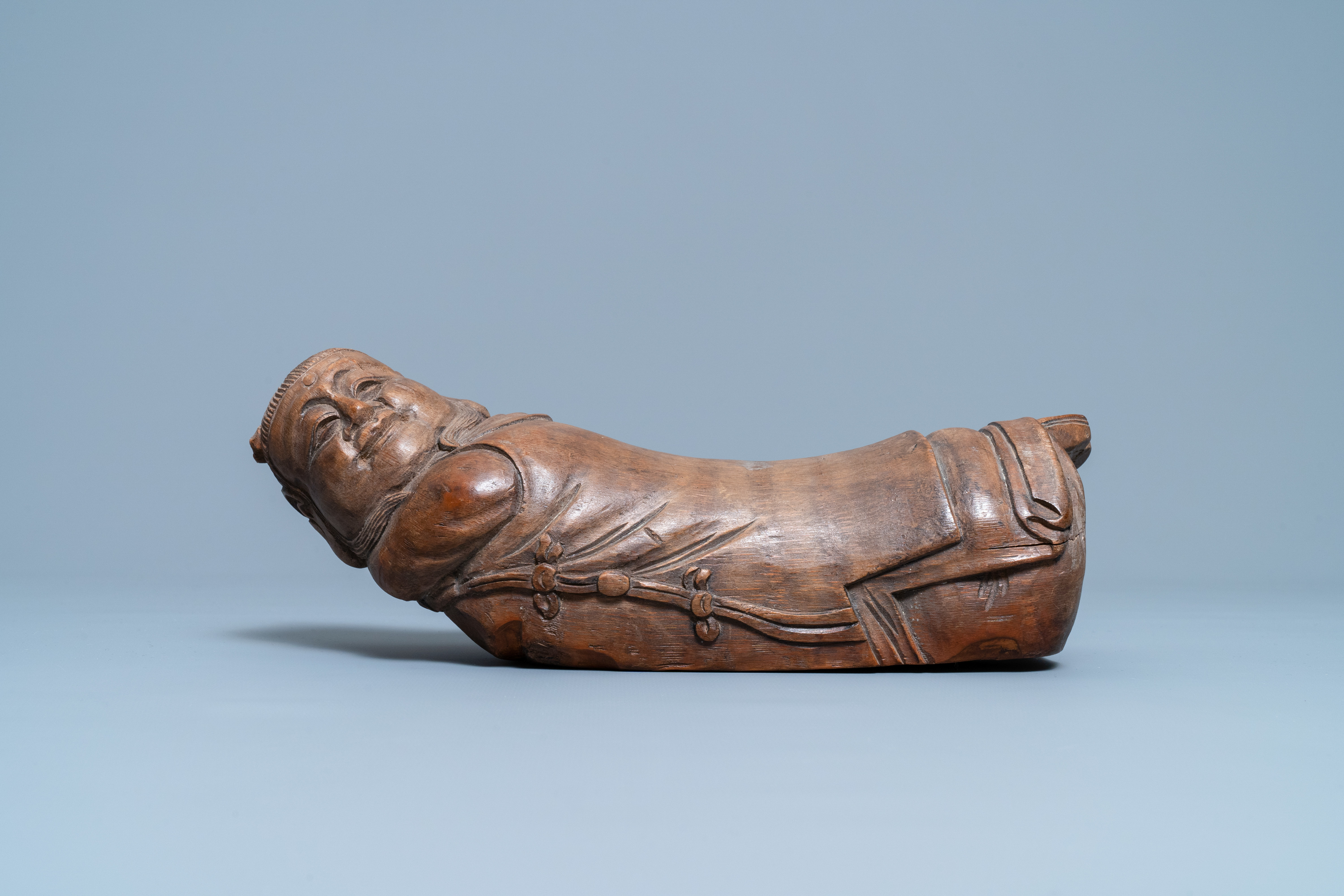 A Chinese bamboo 'recumbent boy' pillow, 19th C. - Image 2 of 8