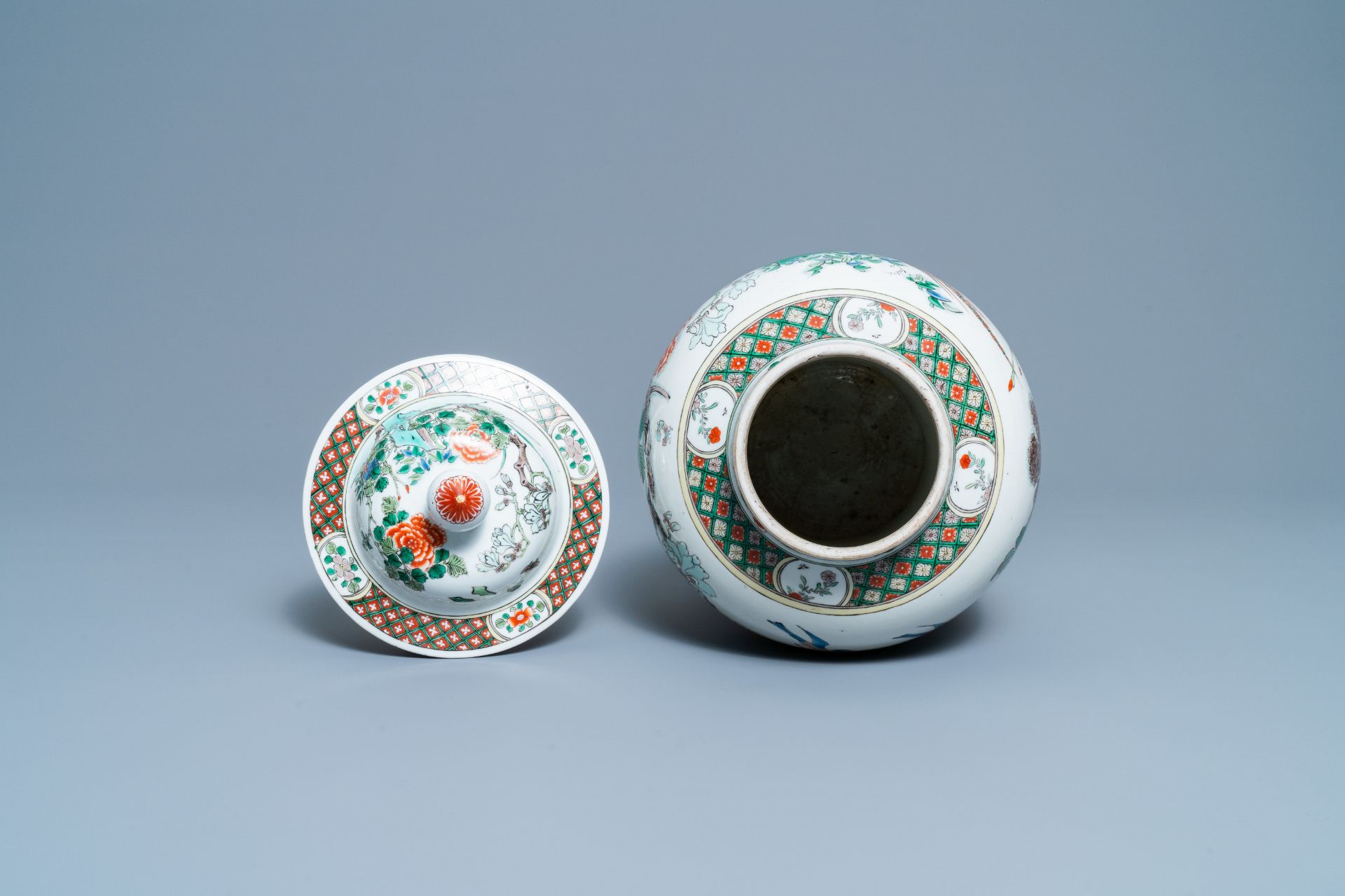 A Chinese famille verte vase and cover, Kangxi mark, 19th C. - Image 5 of 6