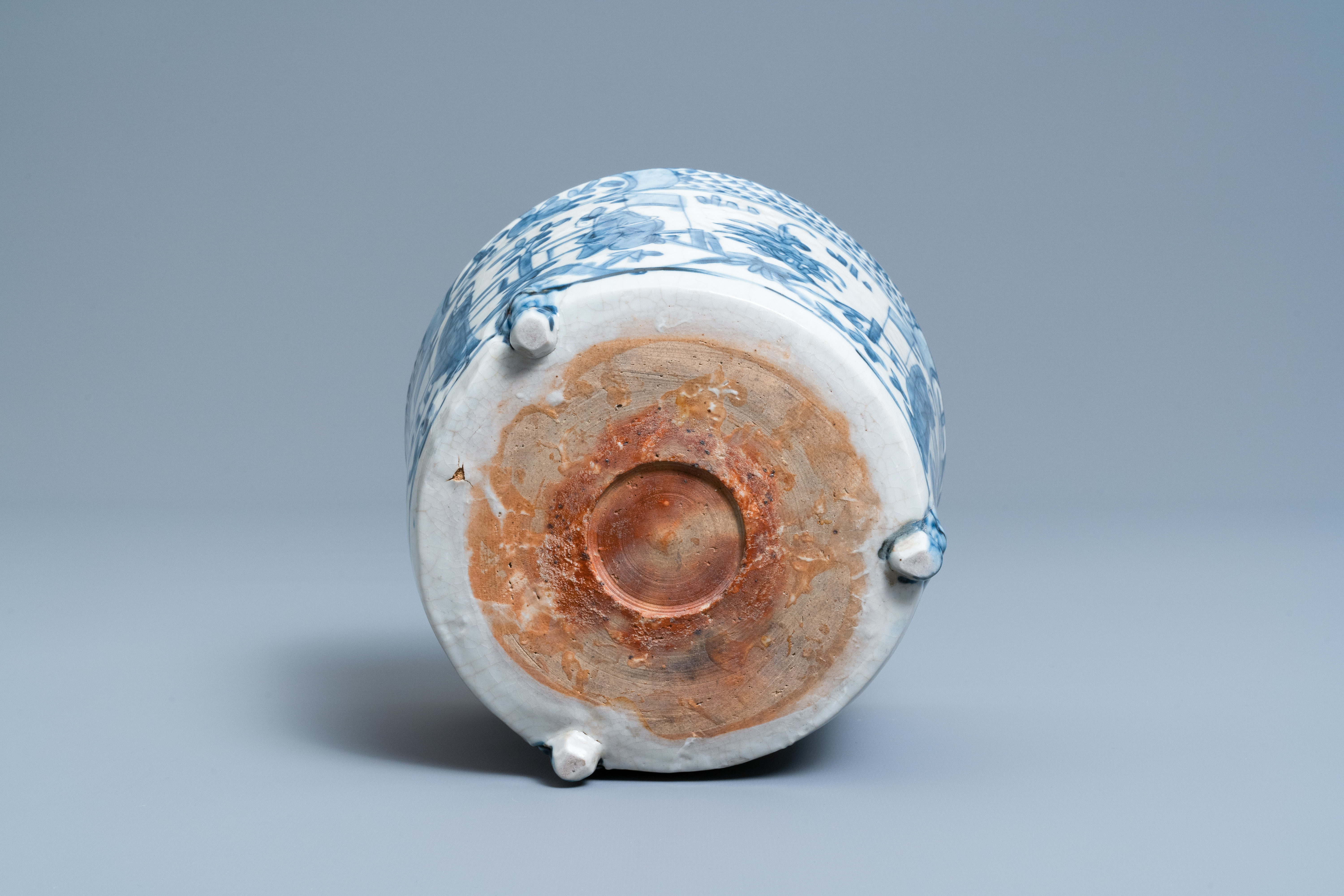 A Chinese blue and white Swatow tripod censer, Ming - Image 7 of 7