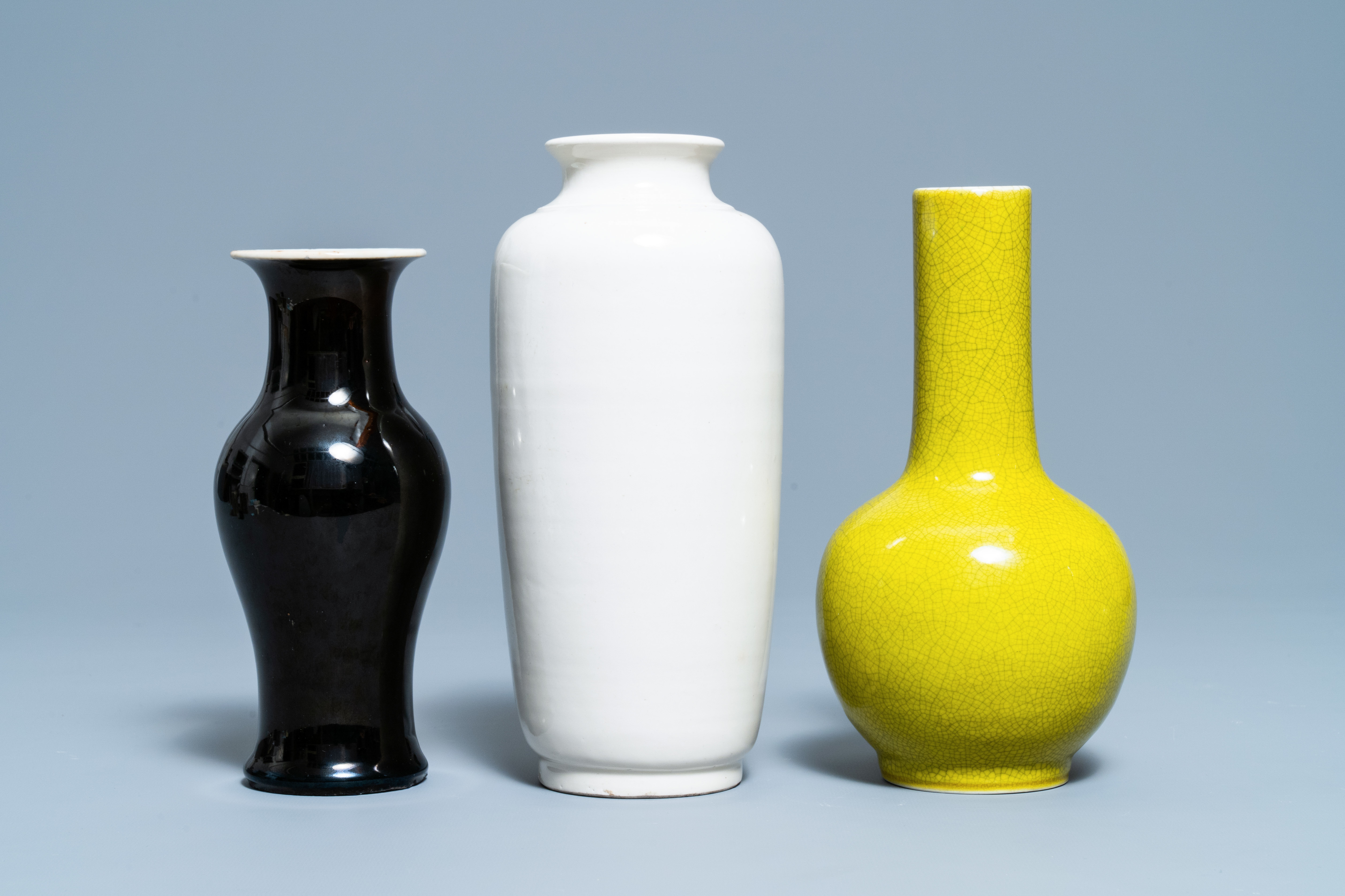 A varied collection of four monochrome Chinese and Japanese vases and a censer, 19/20th C. - Image 4 of 13