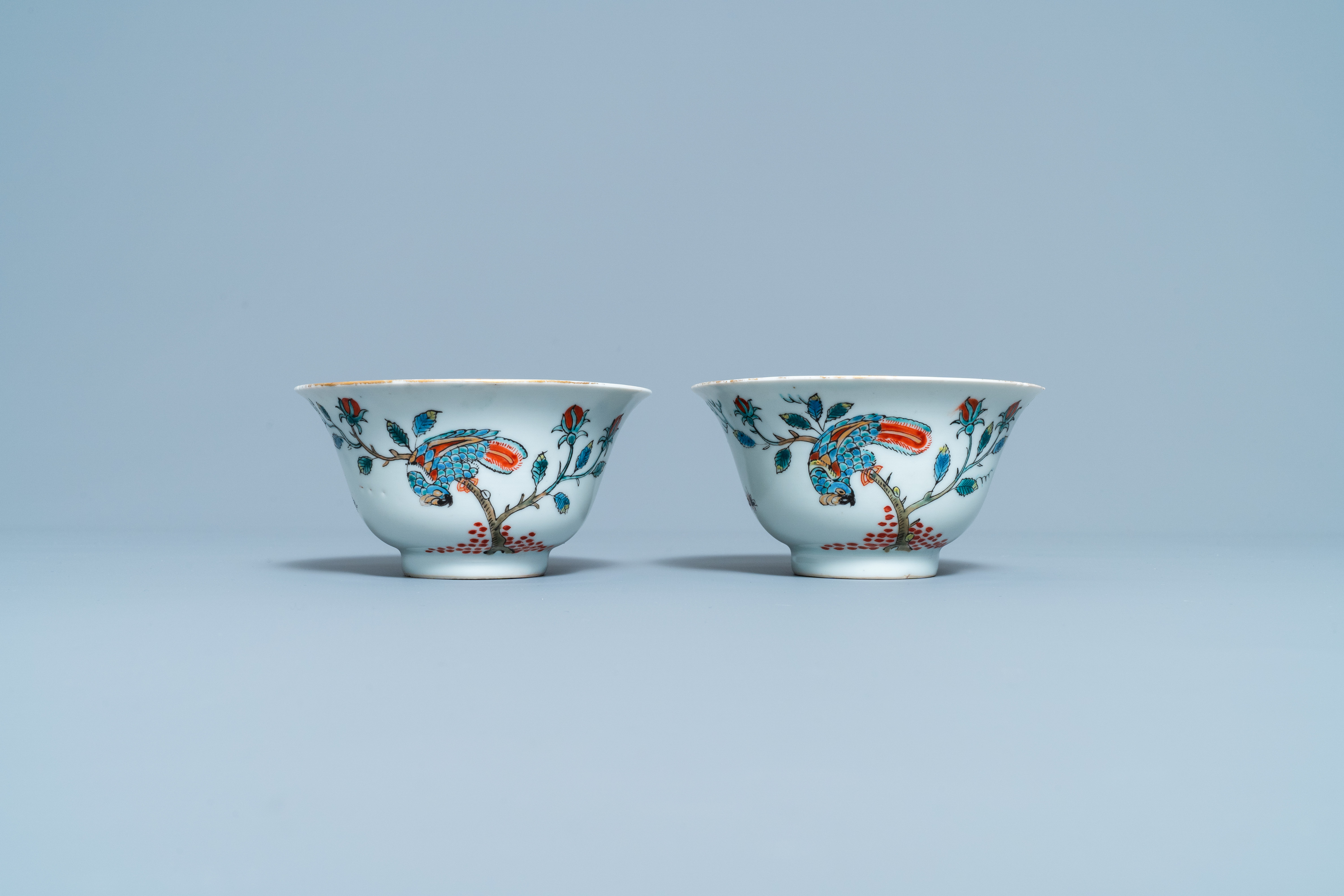 A pair of Chinese Dutch-decorated 'parrot' bowls, Kangxi - Image 4 of 7