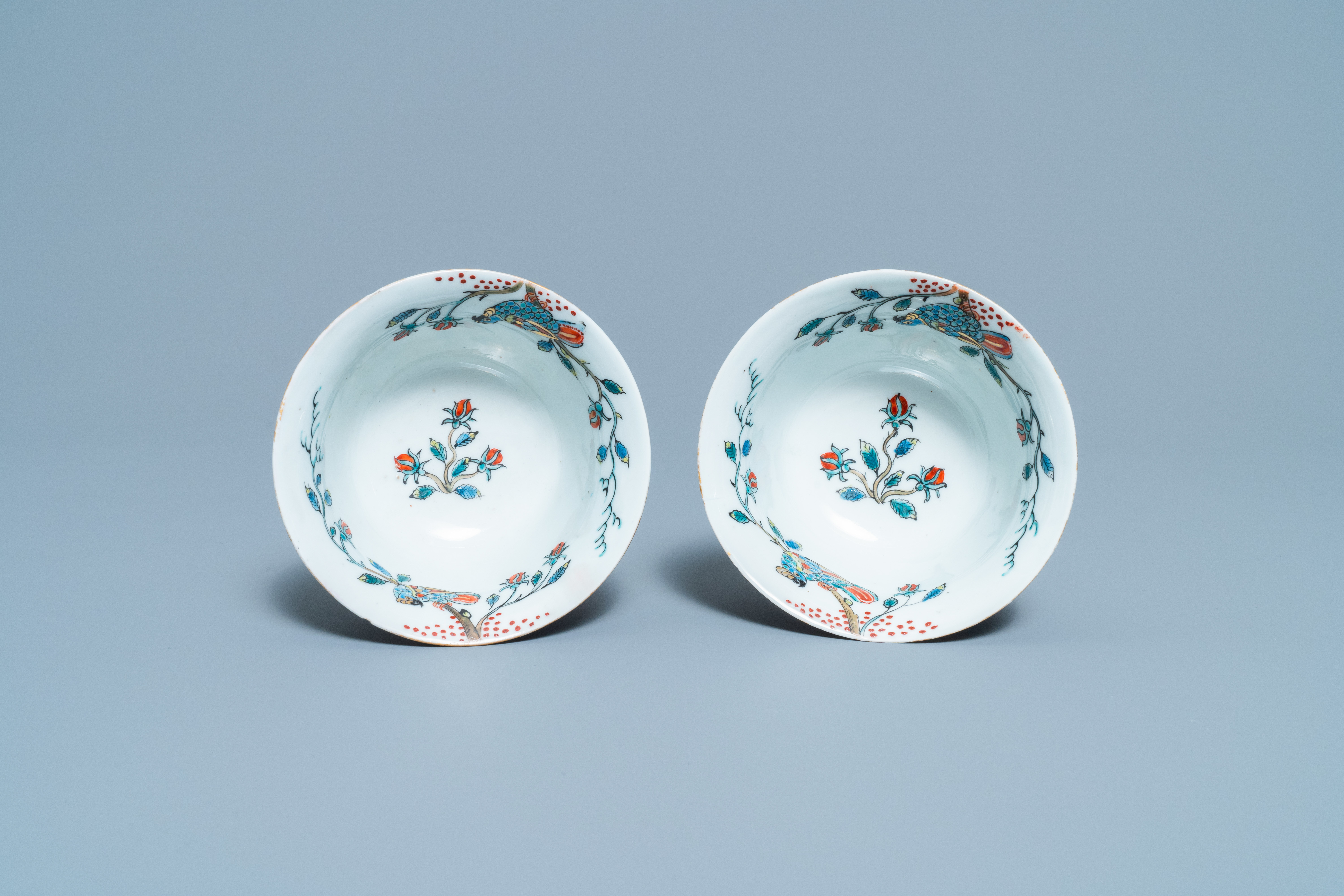 A pair of Chinese Dutch-decorated 'parrot' bowls, Kangxi - Image 6 of 7