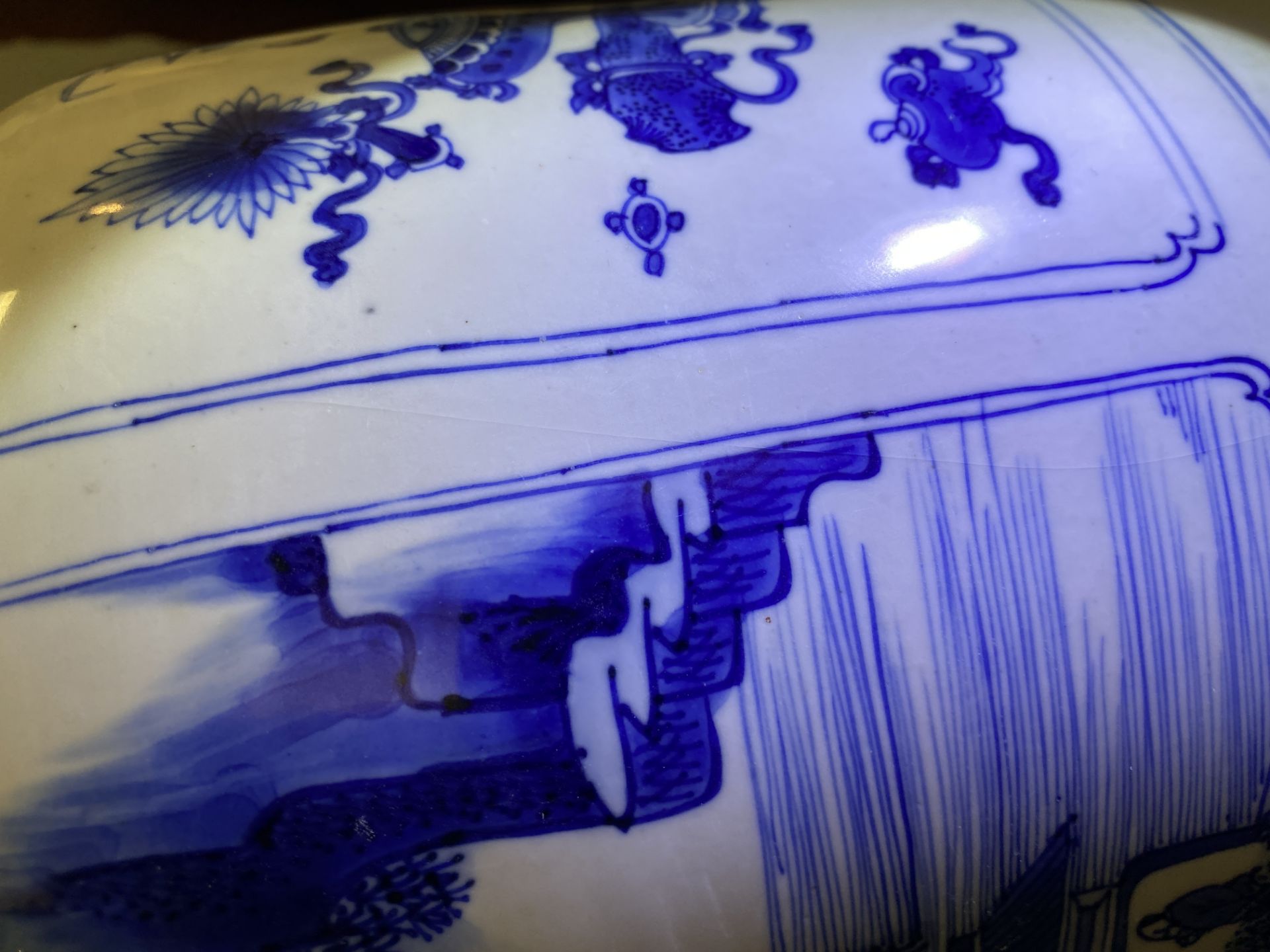 A Chinese blue and white 'antiquities and landscapes' rouleau vase, Kangxi - Image 21 of 35