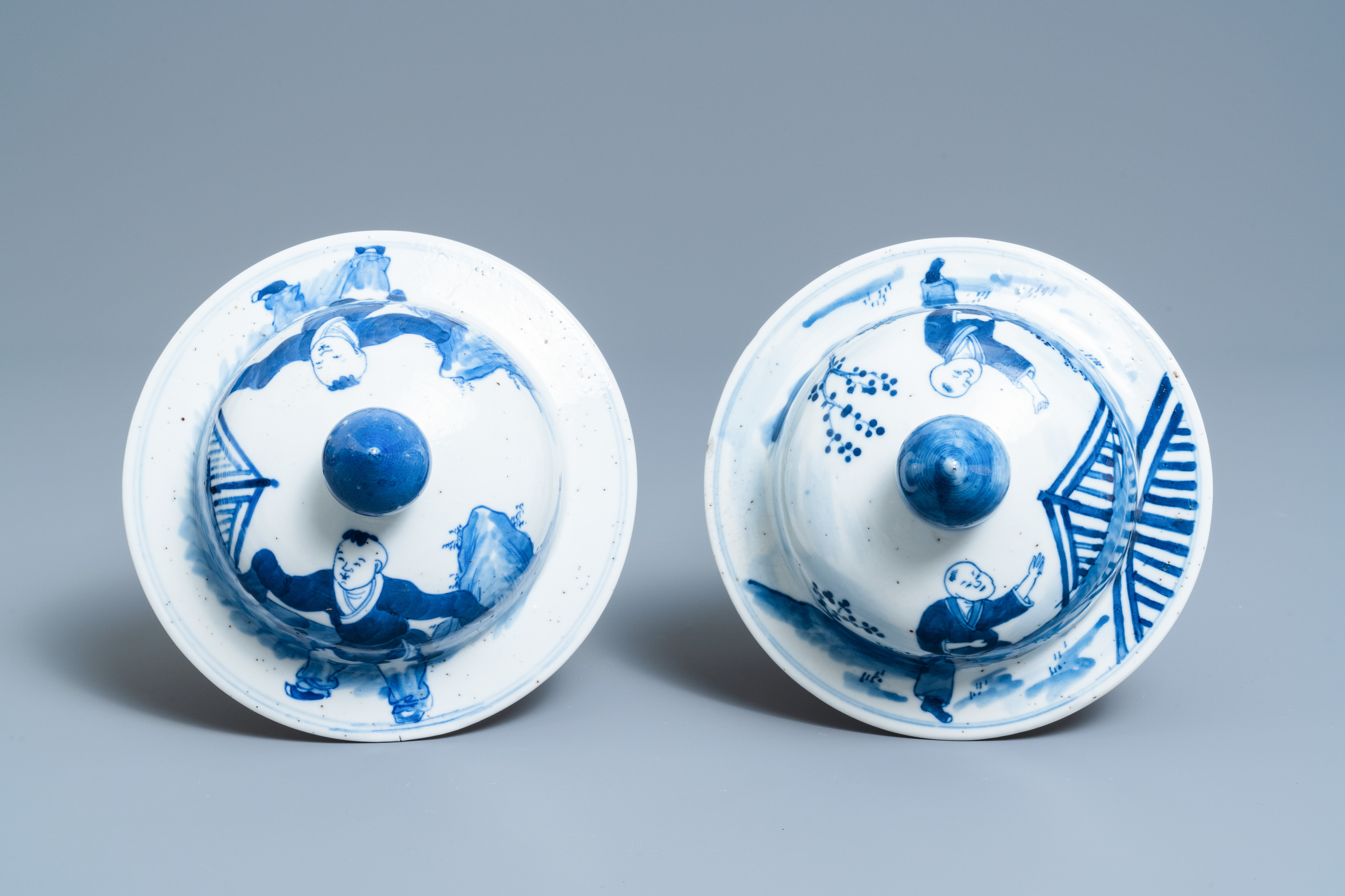 A pair of Chinese blue and white vases and covers with figures in a landscape, 19th C. - Image 7 of 8