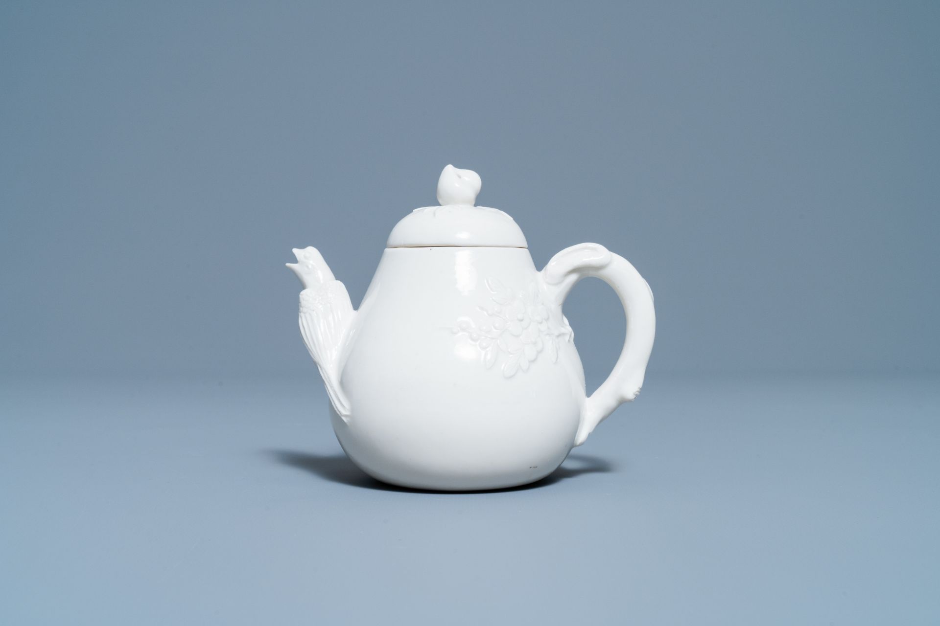 A Chinese Dehua blanc de Chine teapot, inscribed Yi Gong, 18/19th C. - Image 2 of 9