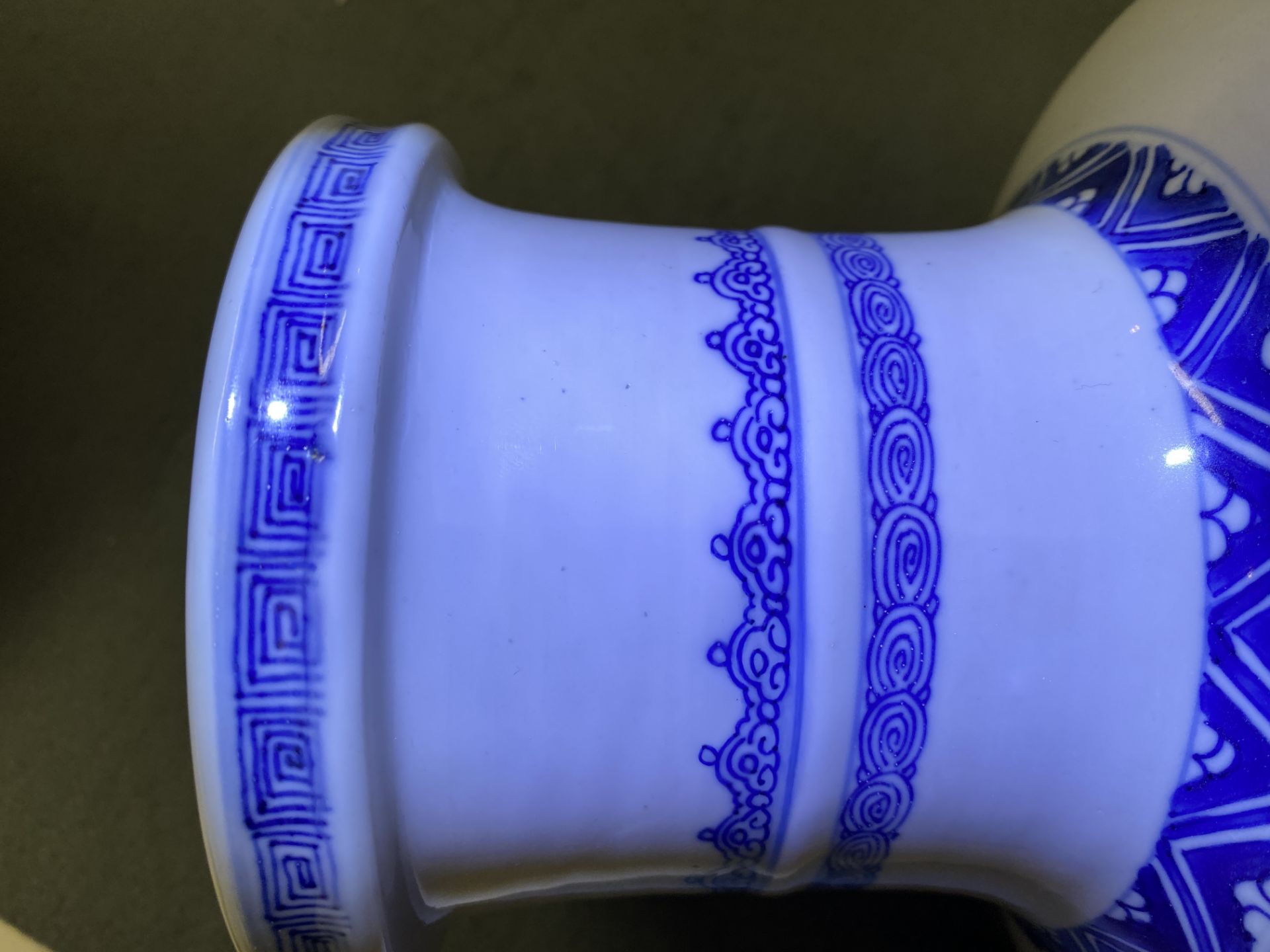 A Chinese blue and white 'antiquities and landscapes' rouleau vase, Kangxi - Image 16 of 35