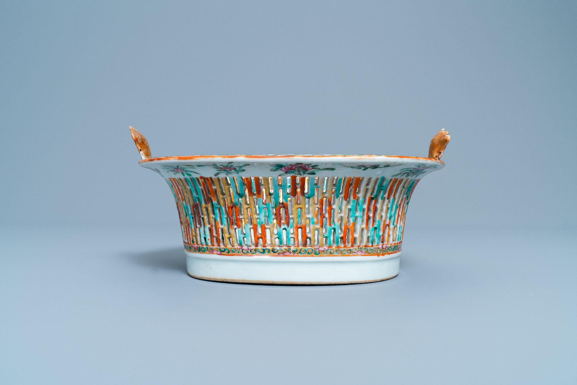 A reticulated Chinese Canton famille rose basket on stand, 19th C. - Image 7 of 10