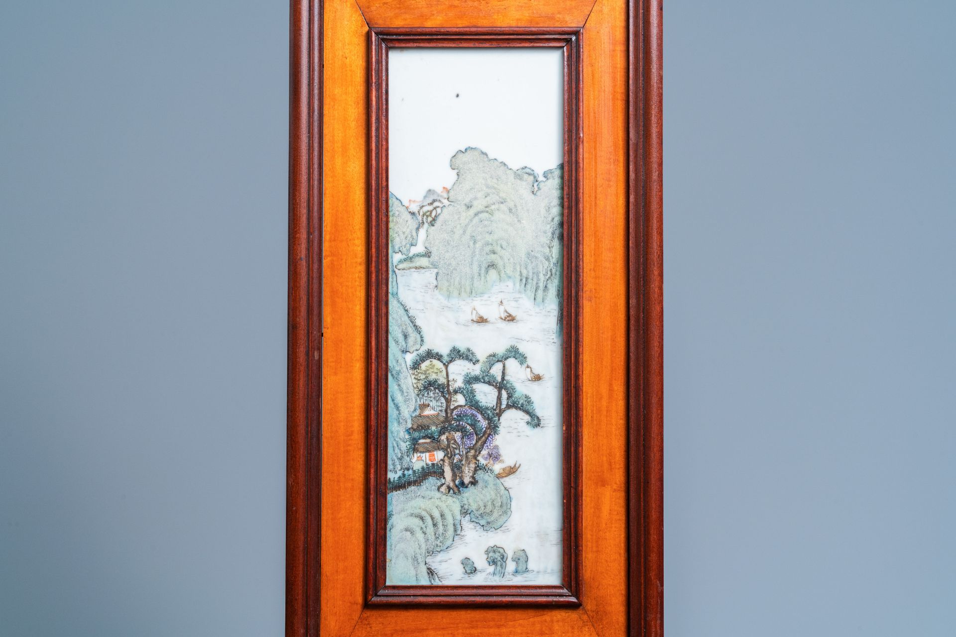 A Chinese carved wooden panel with landscape plaques, 19/20th C. - Image 3 of 5