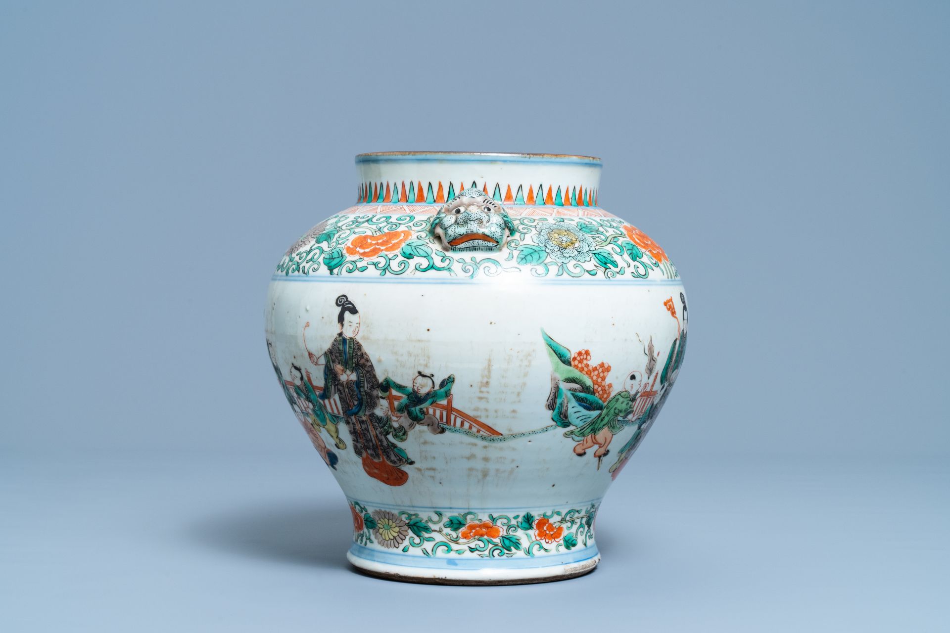 A Chinese famille verte 'playing boys' vase, 19/20th C. - Image 4 of 6