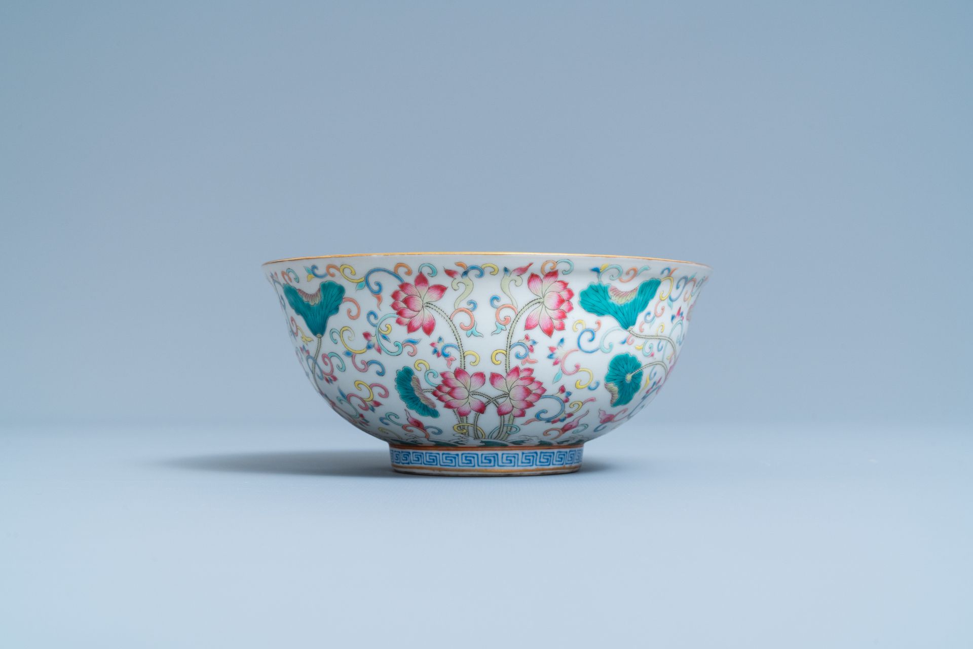 A Chinese famille rose bowl with floral design, Yongzheng mark, 19/20th C. - Image 2 of 7