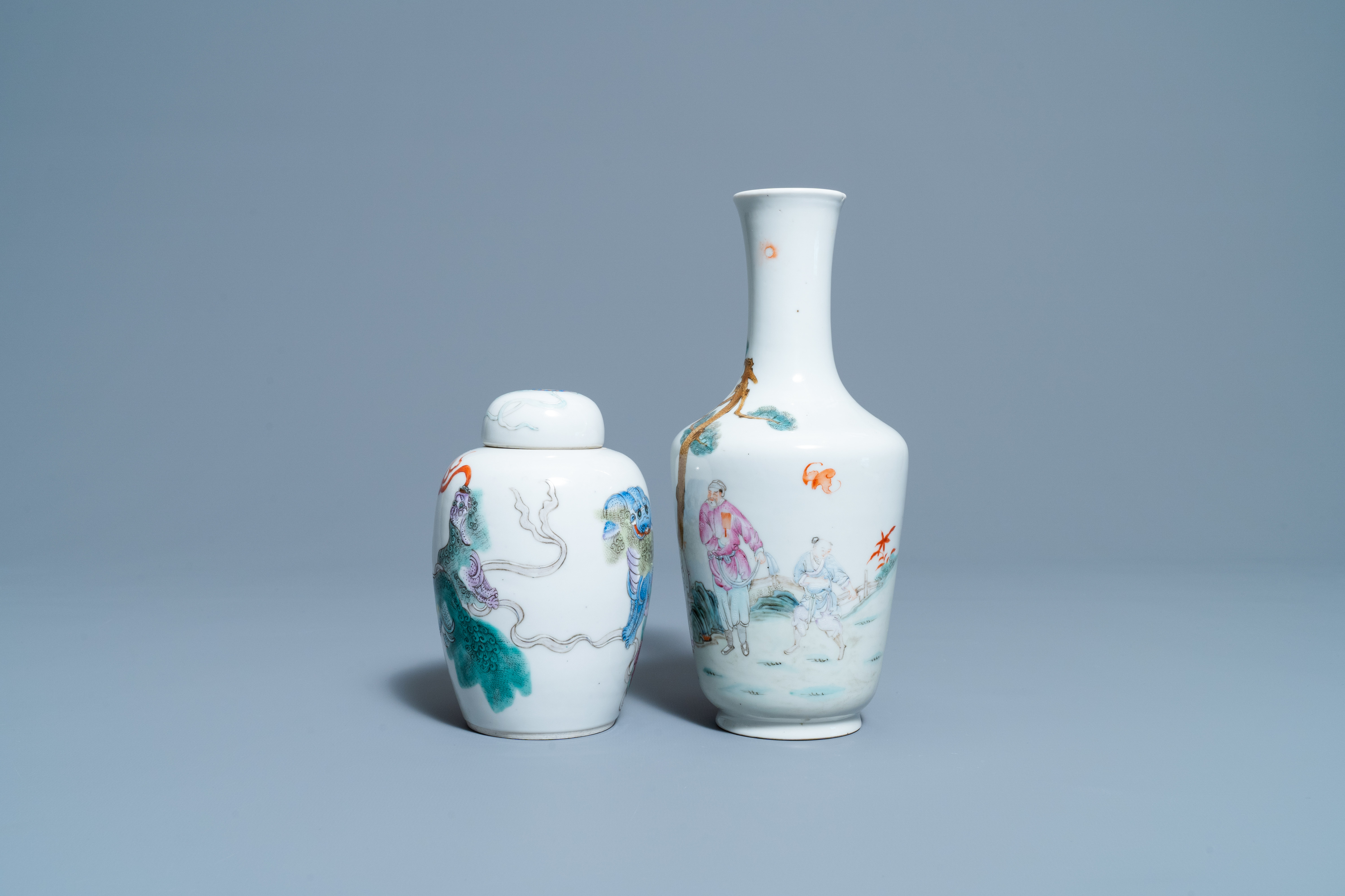A Chinese famille rose vase and a covered jar with Buddhist lions, 19/20th C. - Image 2 of 6