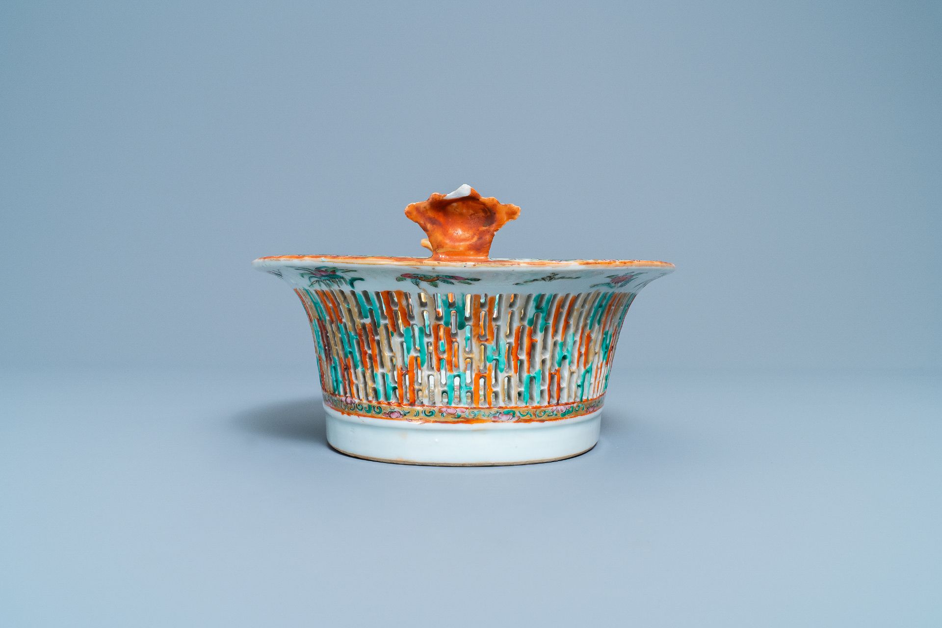 A reticulated Chinese Canton famille rose basket on stand, 19th C. - Image 8 of 10