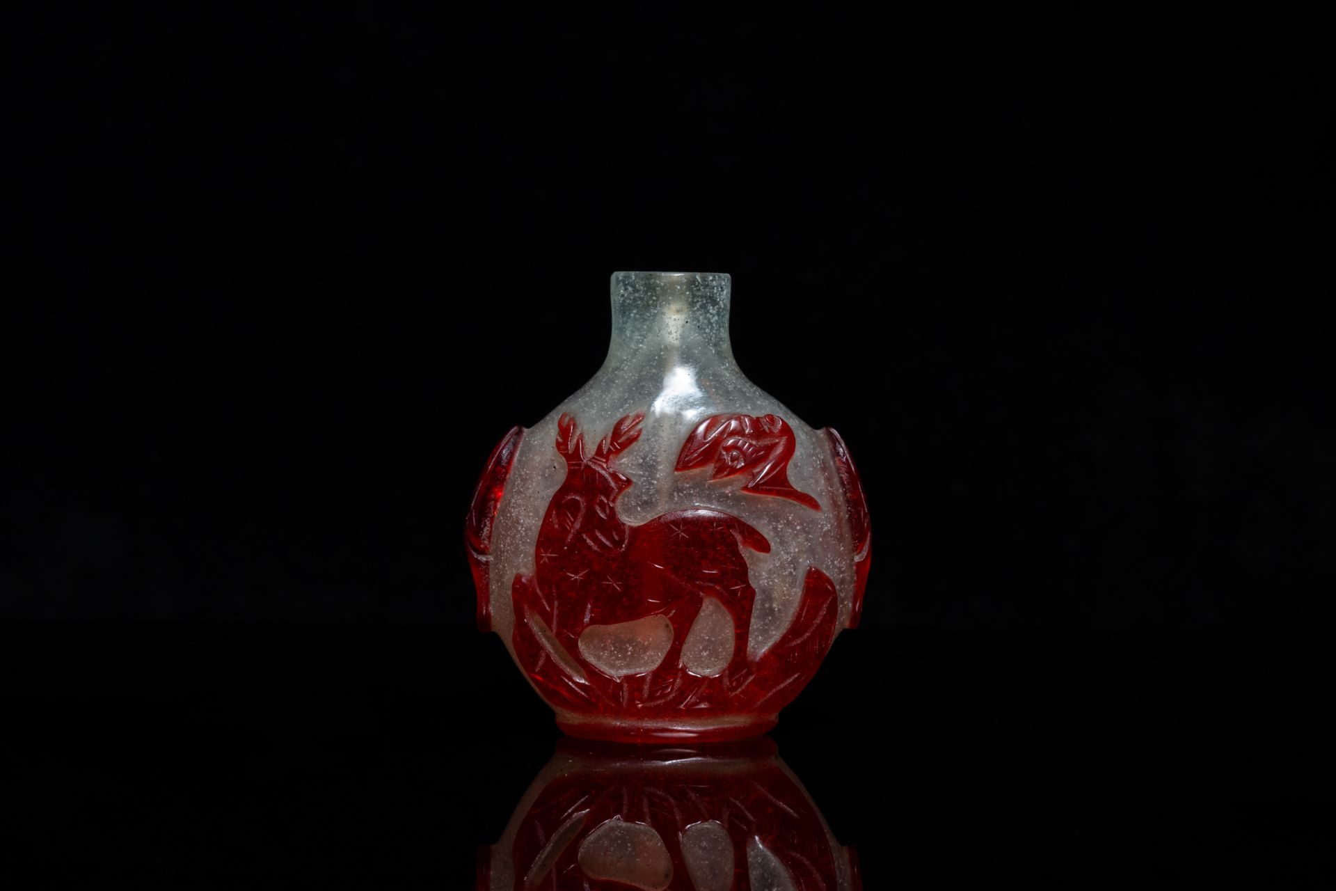 A Chinese red and white overlay glass snuff bottle, 18th C - Image 2 of 8