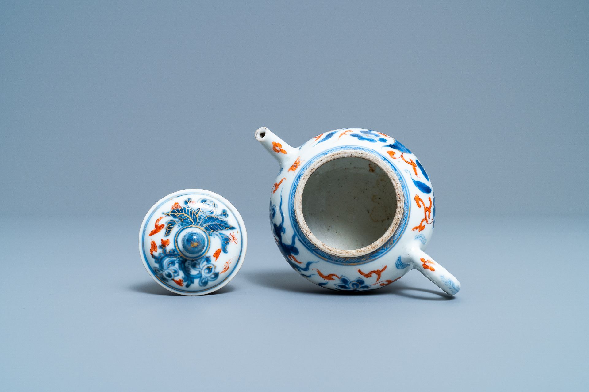 A Chinese blue, white, iron red and gilt tripod teapot and cover, Kangxi - Image 6 of 12