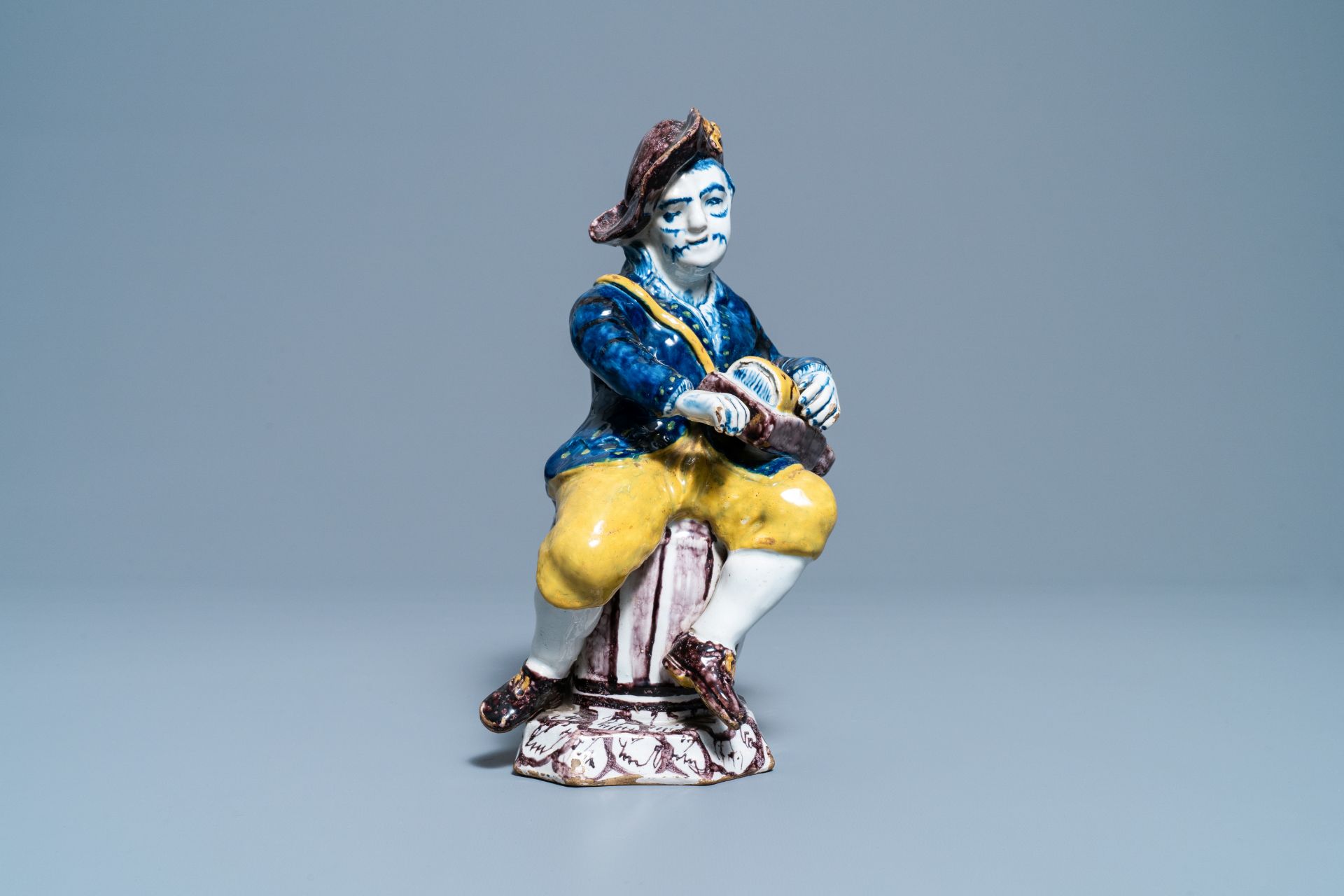 A polychrome Dutch Delft figure of a hurdy-gurdy player, 18th C. - Image 3 of 8