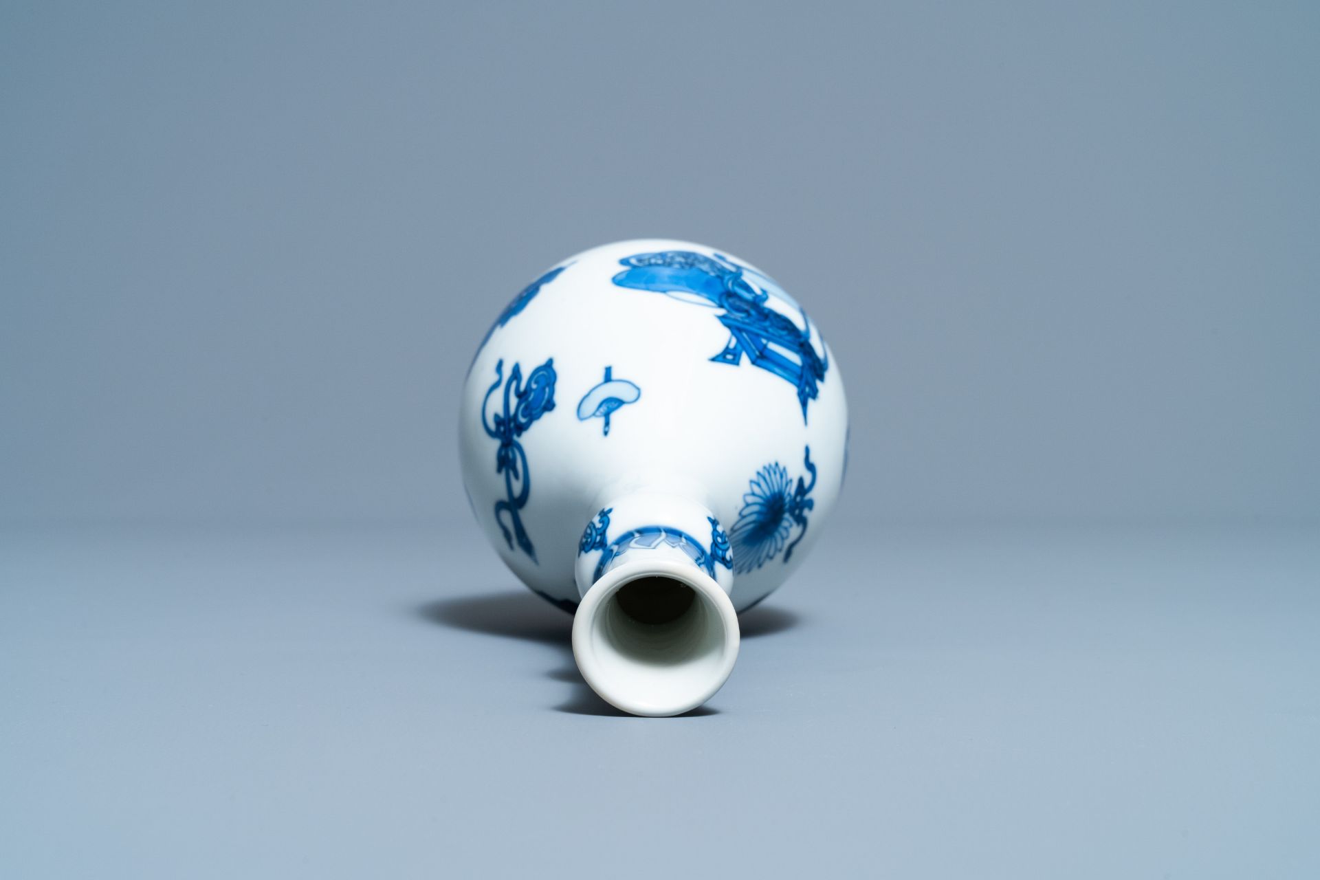 A Chinese blue and white 'antiquities' bottle vase, Kangxi - Image 5 of 6