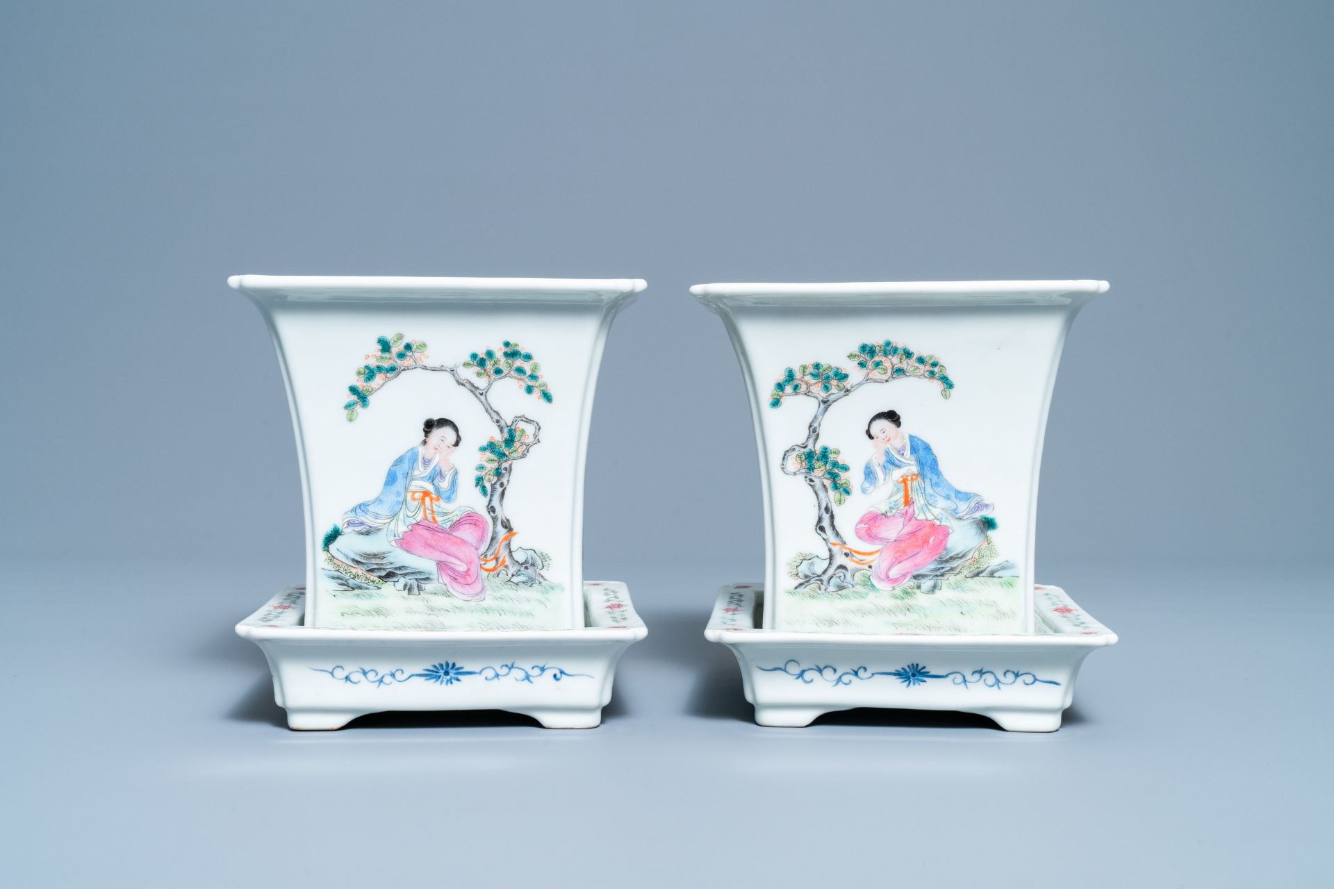 A pair of Chinese famille rose jardinières on stands, Qianlong mark, Republic - Bild 2 aus 10