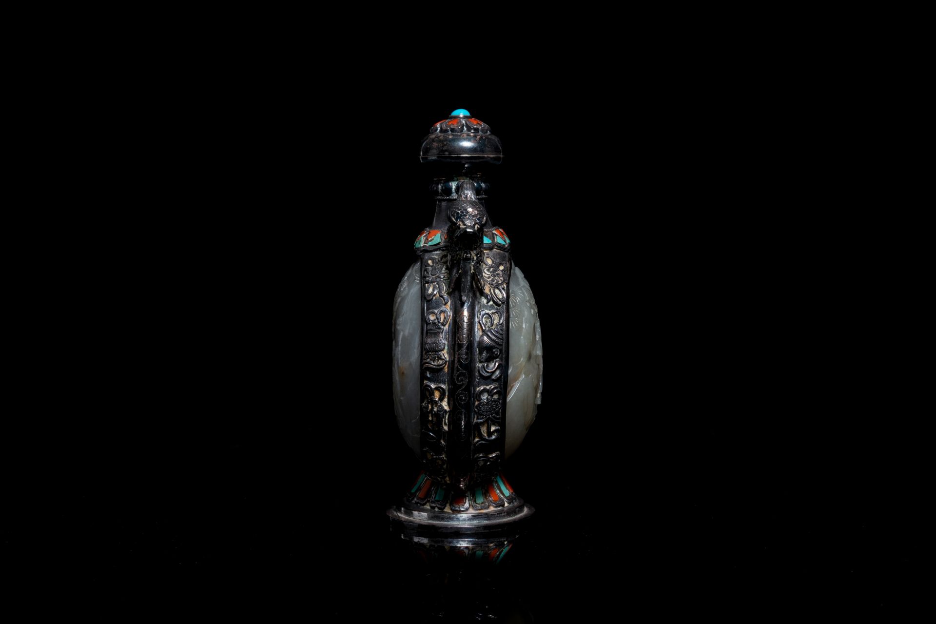 A Chinese jade-, coral- and turquoise-inlaid silver snuff bottle, 19th C. - Image 4 of 8