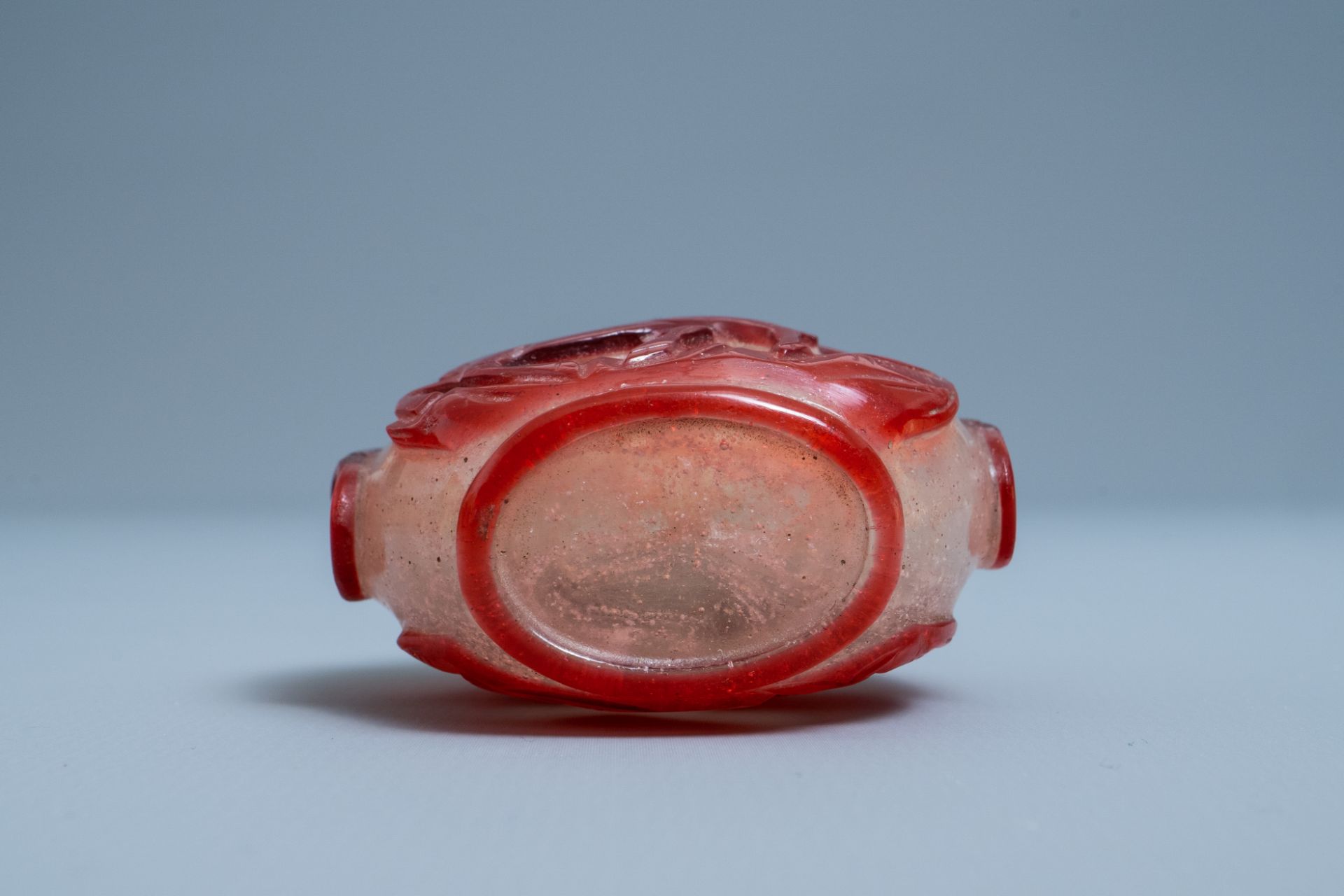 A Chinese red and white overlay glass snuff bottle, 18th C - Image 8 of 8