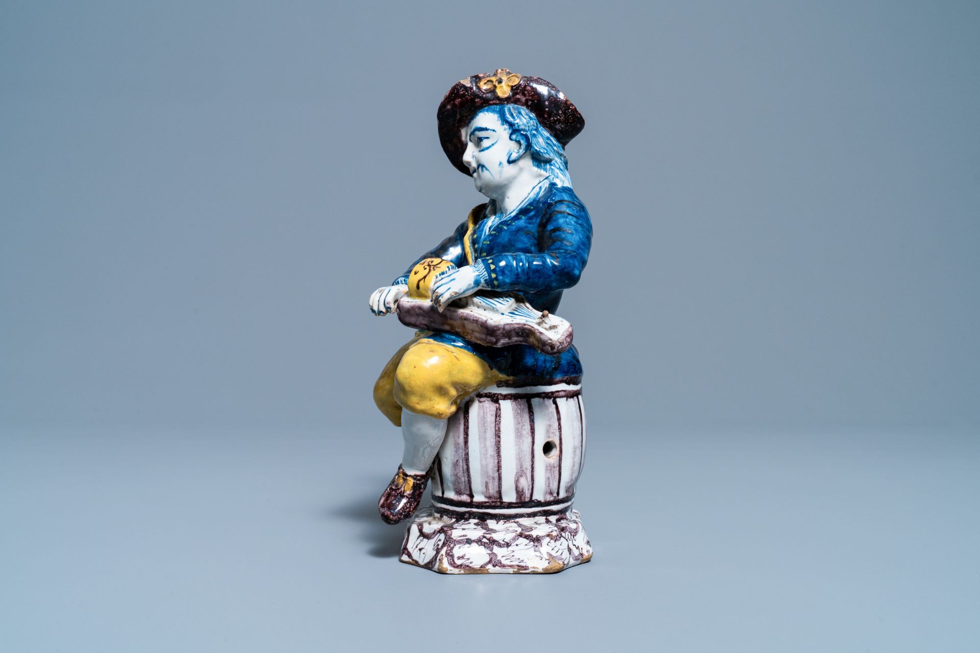 A polychrome Dutch Delft figure of a hurdy-gurdy player, 18th C. - Image 4 of 8