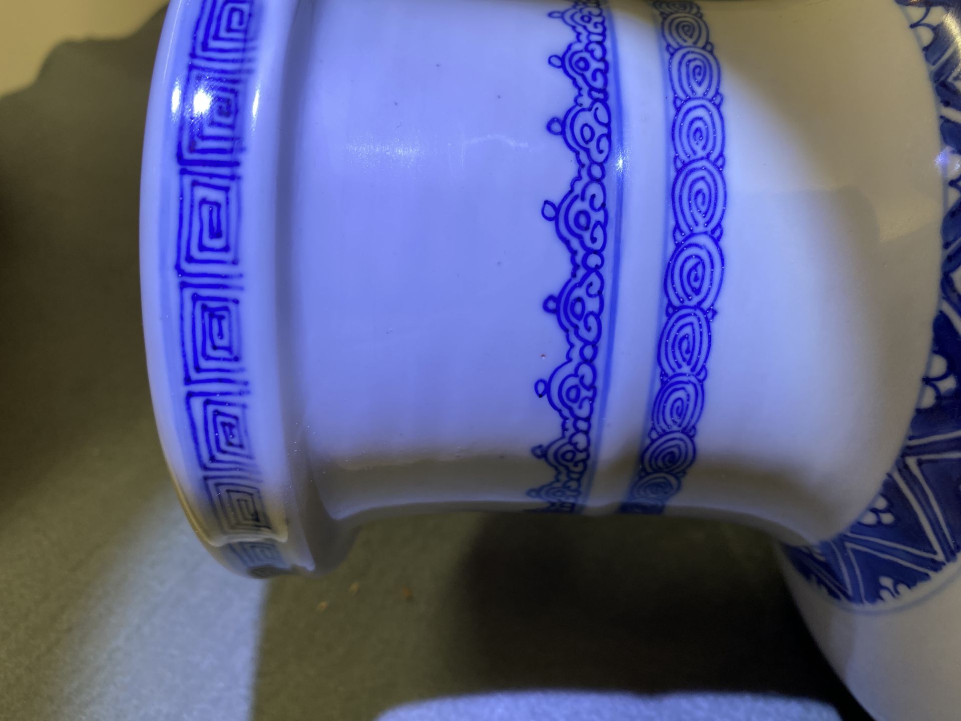A Chinese blue and white 'antiquities and landscapes' rouleau vase, Kangxi - Image 15 of 35