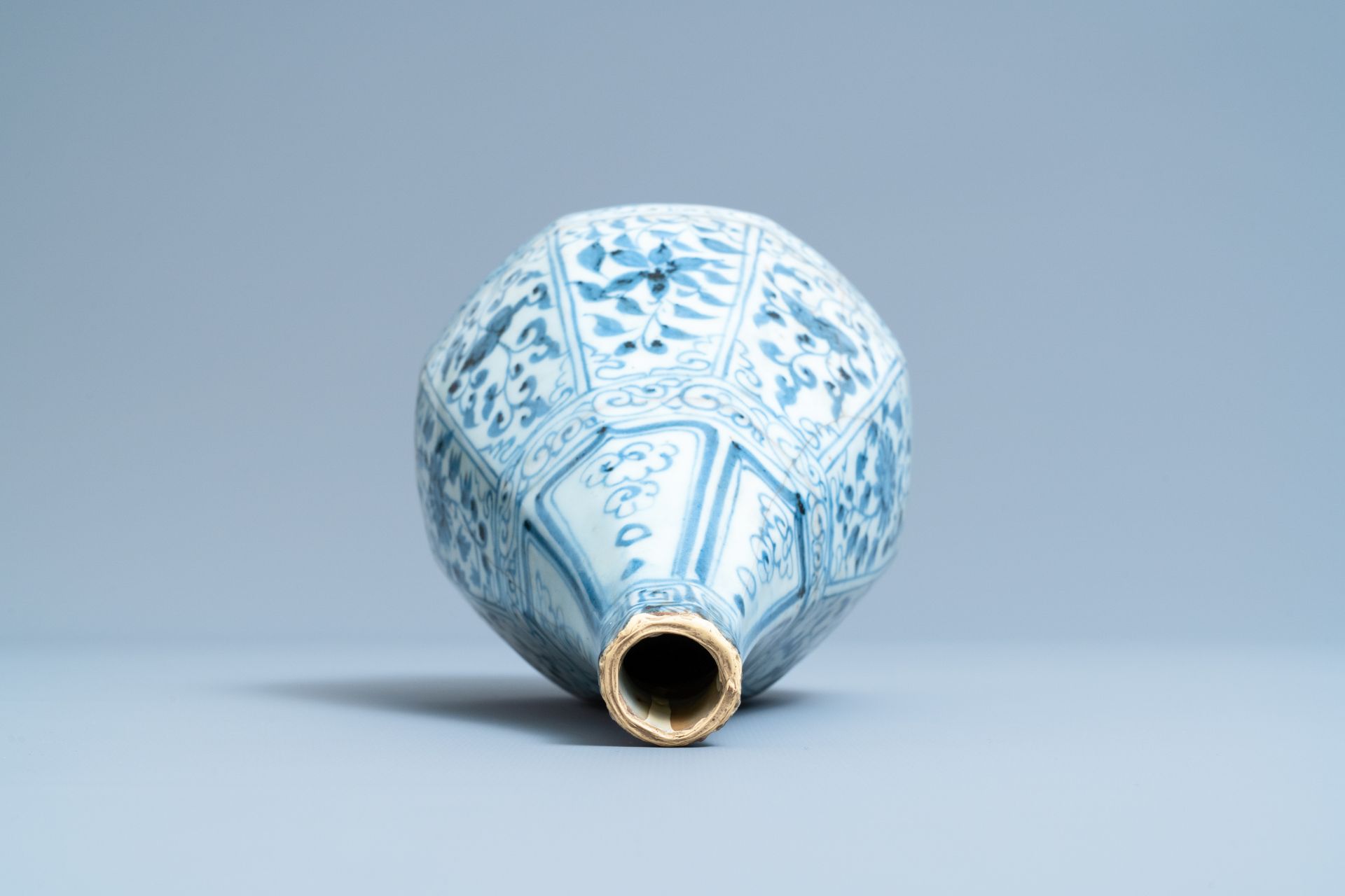 A Chinese blue and white octagonal bottle vase with floral design, Hongwu - Image 5 of 6