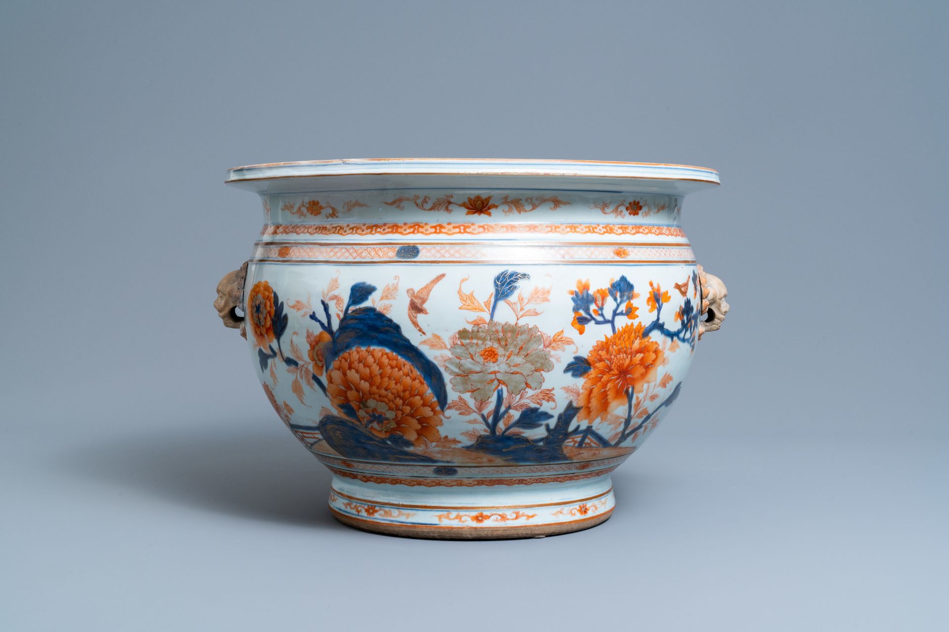 A large Chinese Imari-style fish bowl, Kangxi - Image 4 of 7